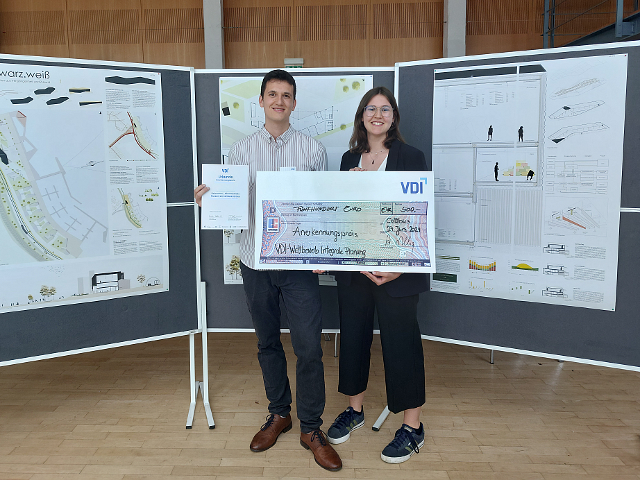 Dominik Amann und Linda Schwabl nehmen den Anerkennungspreis entgegen ©VDI