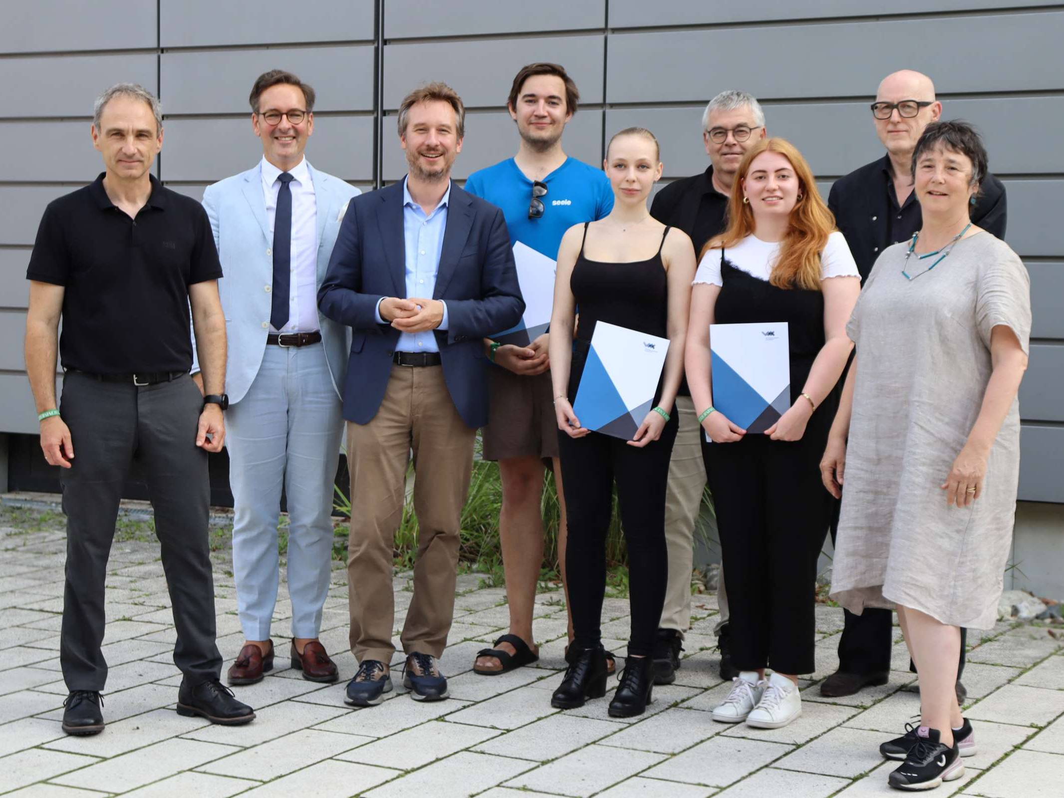 Gruppenfoto mit den ausgezeichneten Studierenden und der Jury