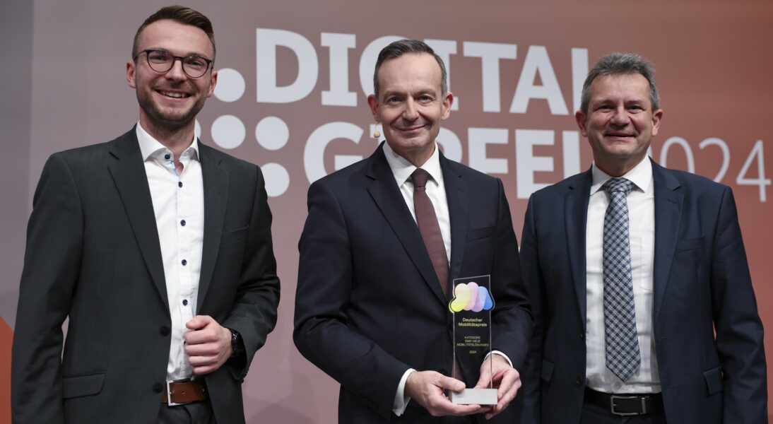 Bundesverkehrsminister Volker Wissing (Mitte) mit Projekt-Initiator Prof. Dr. Thomas Tröster (rechts) und NeMo-Geschäftsführer