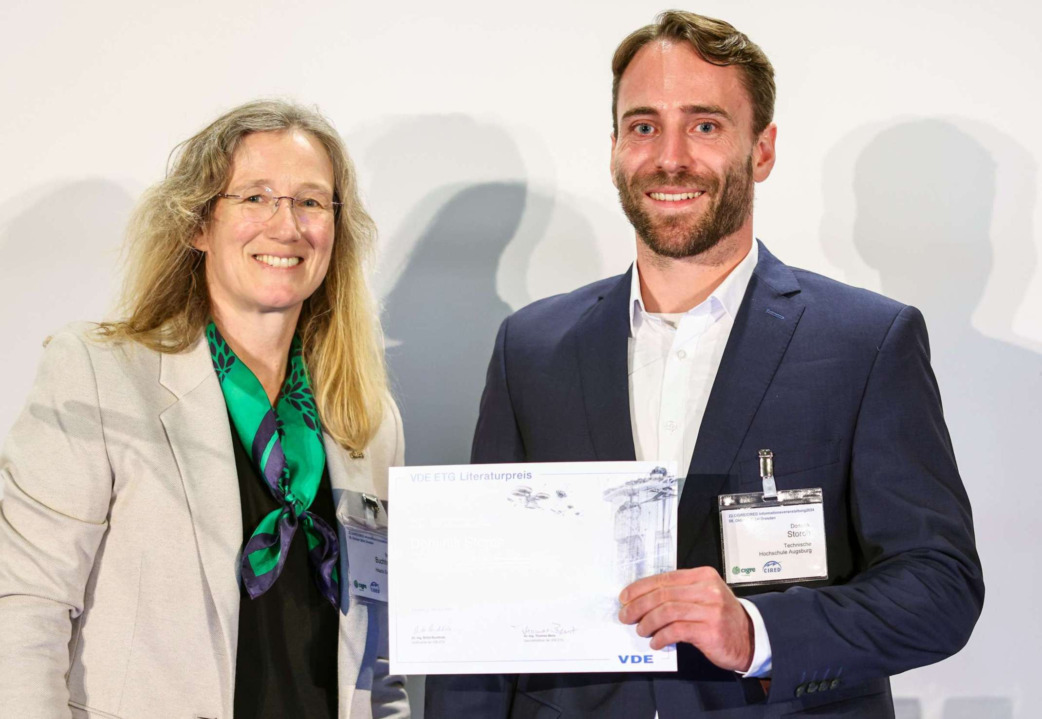 Dominik Storch (rechts) nimmt den Literarturpreis der Energietechnischen Gesellschaft von der ETG- Vorstandsvorsitzenden Dr.-Ing. Britta Buchholz entgegen. Foto: Hannibal / VDE  