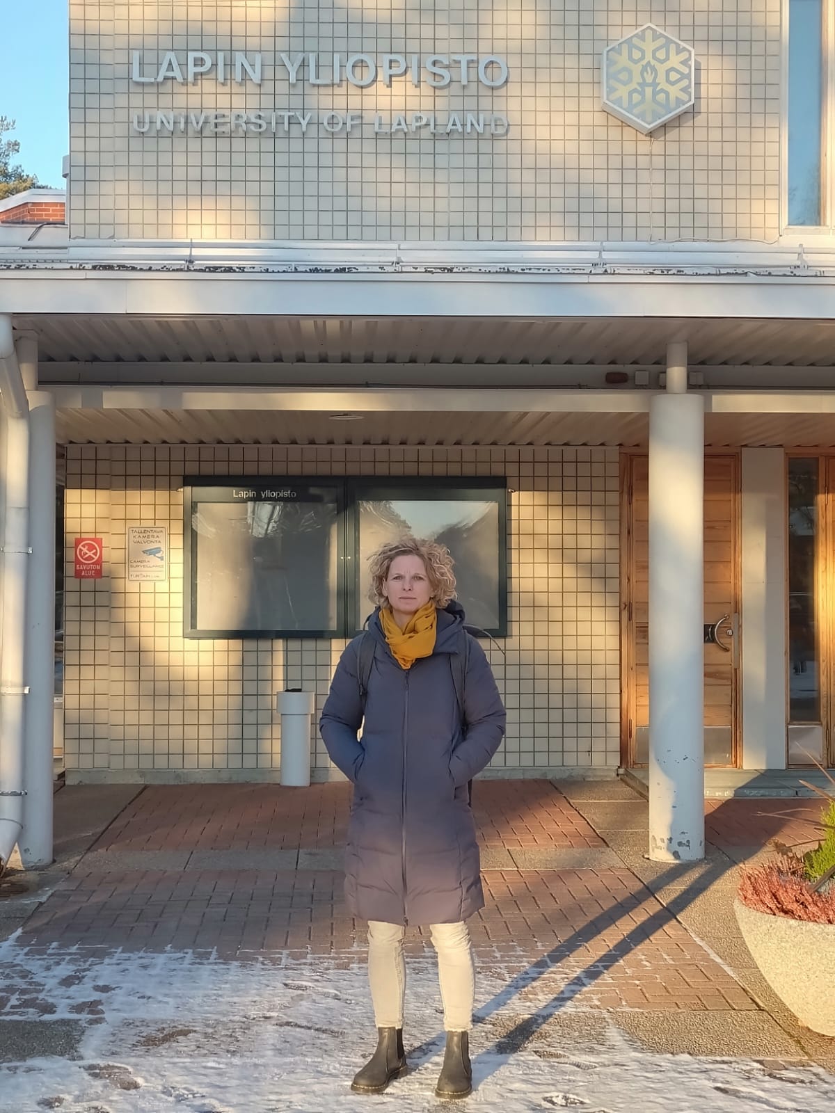 Nicole Klinkhammer vor der Universität in Rovaniemi Nicole Klinkhammer vor der Universität in Rovaniemi