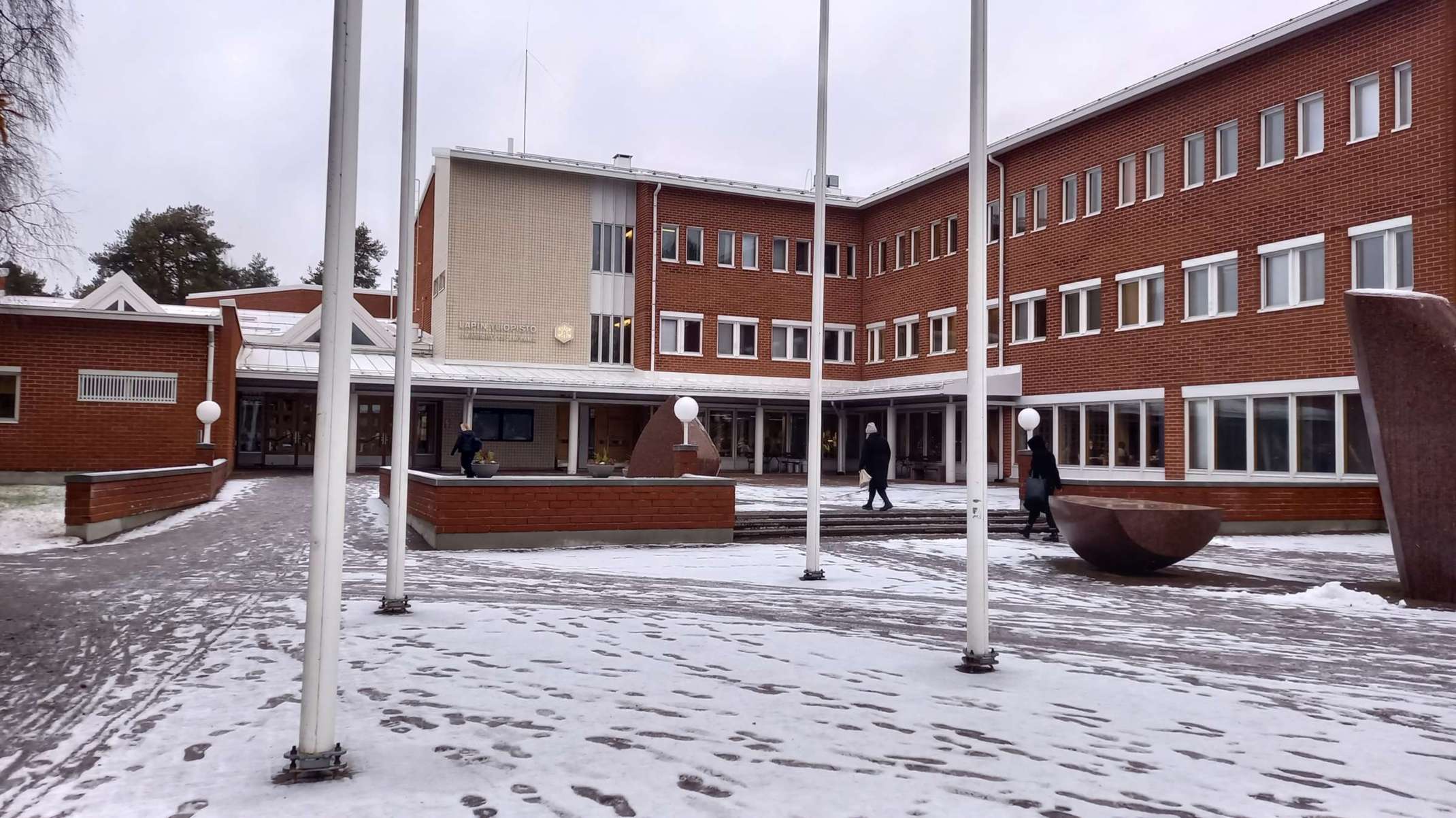 Das Universitätsgebäude von außen (Eingangsbereich) Das Universitätsgebäude von außen (Eingangsbereich)