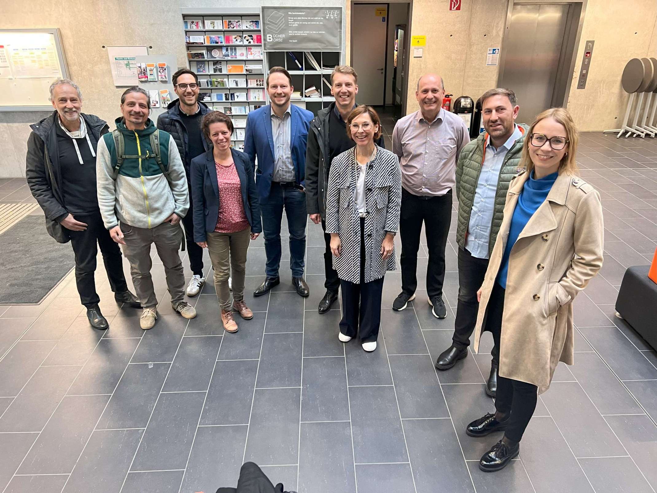 Der Beirat des Masterstudiengangs Nachhaltigkeitsmanagement (von links nach rechts): Dr. Norbert Stamm (Stadt Augsburg), Marco Hühn (deuter Sport GmbH), Dr. Fabian Lenz (cap-on), Mareike Stegmair (Landratsamt Augsburg), Dr. Gabriel Duttler (DR. GRANDEL GmbH), Martin Vörtmann (Everllence SE), Prof. Dr. Sabine Joeris (THA), Helmut Sauro (THA), Simion Berg (IHK Schwaben), Stefanie Haug (Regio Augsburg Wirtschaft GmbH). Nicht auf dem Bild: Andreas Thiel (Regio Augsburg Wirtschaft GmbH).