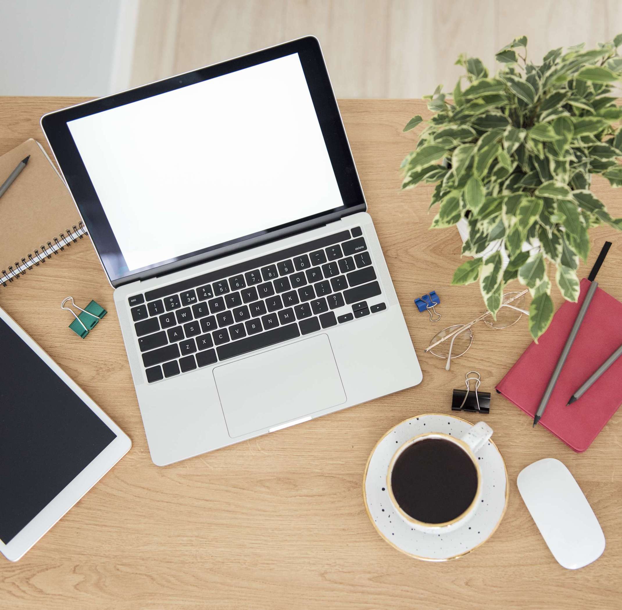 Tisch mit Laptop und Kaffee