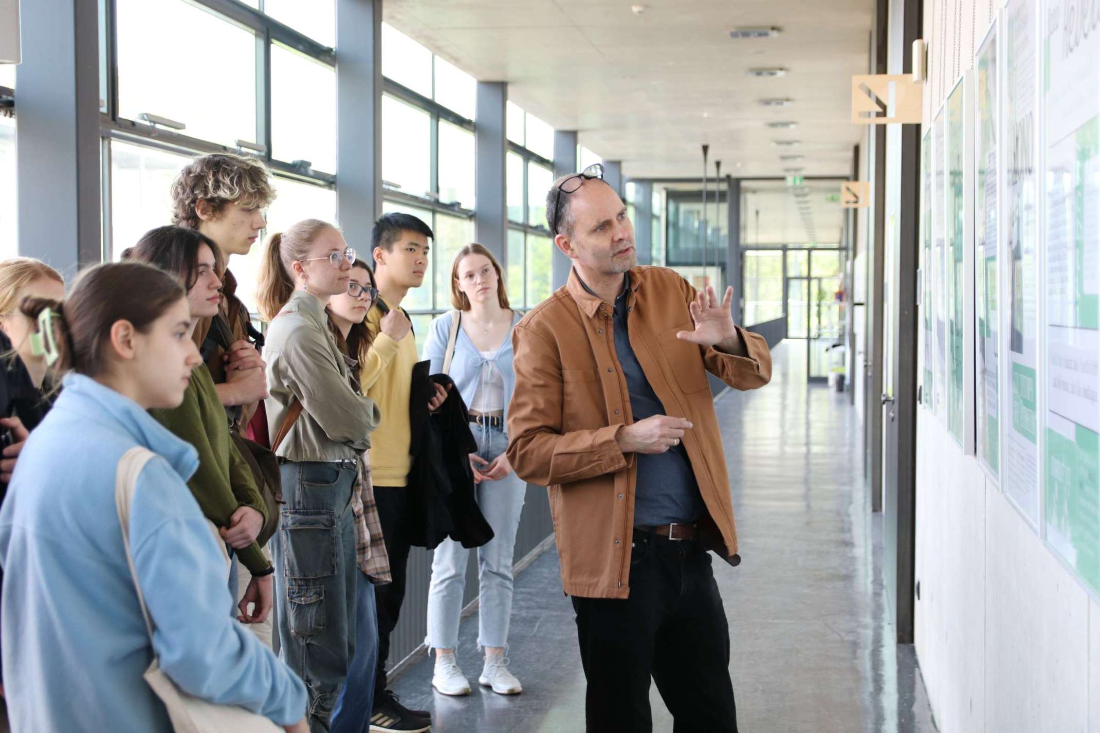 Führung durch die Fakultät für Gestaltung beim SOT 24