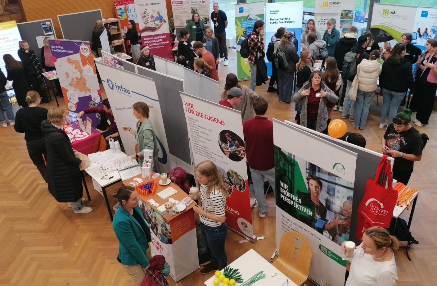 Andrang an den Ständen der Praxisbörse