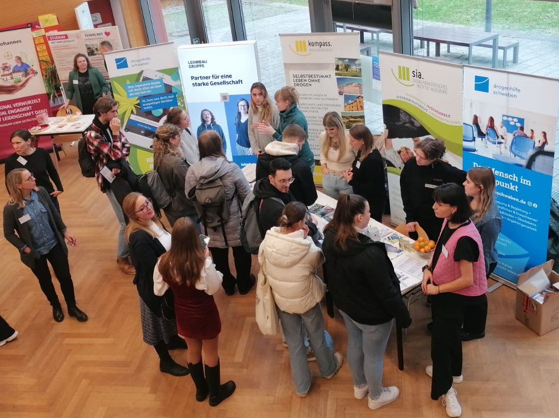 Gute Gespräche am Einrichtungsstand Gute Gespräche am Einrichtungsstand