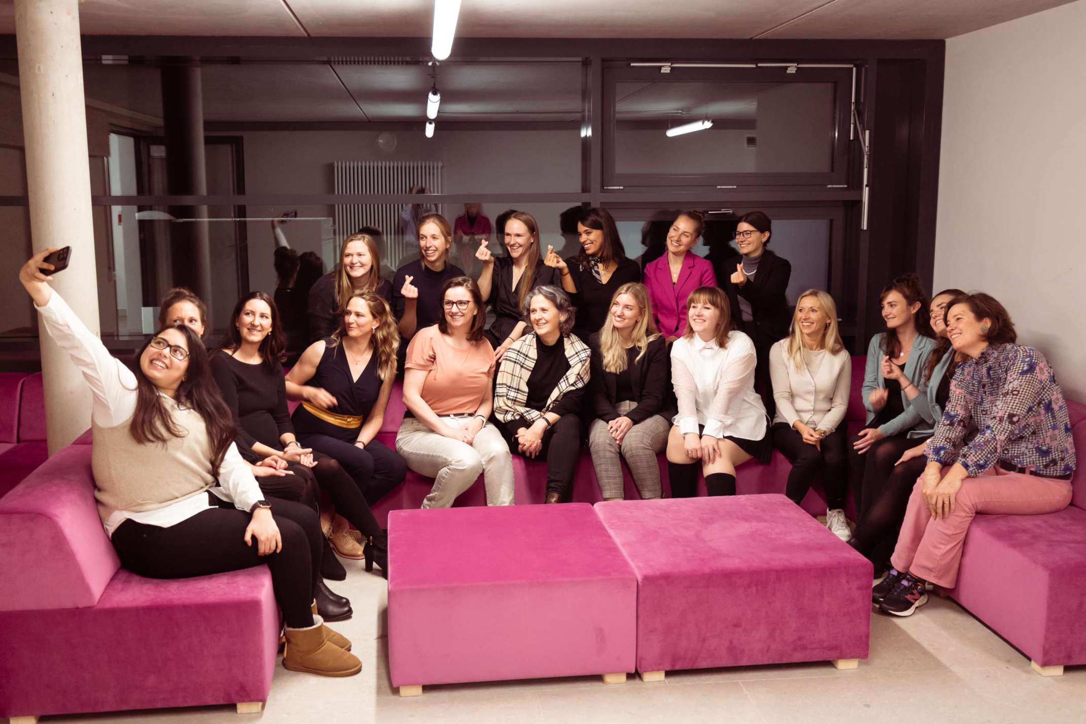 Gründerinnen und Mentorinnen von HerVenture 2024 sowie Laetitia Ory und Lucia Plobner vom Team Funkenwerk