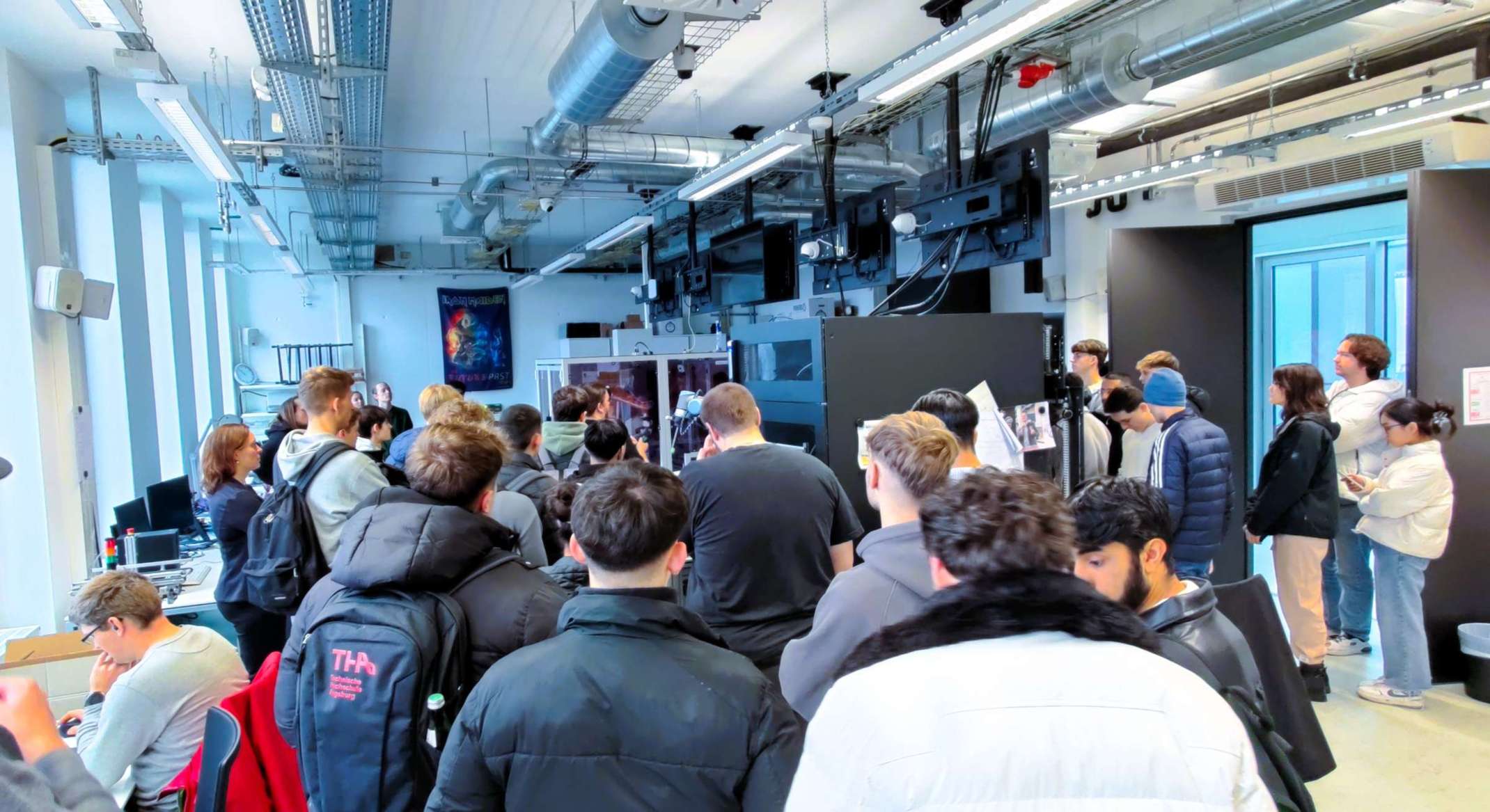 Studierende im Labor Industrielle Sicherheit des Instituts für innovative Sicherheit