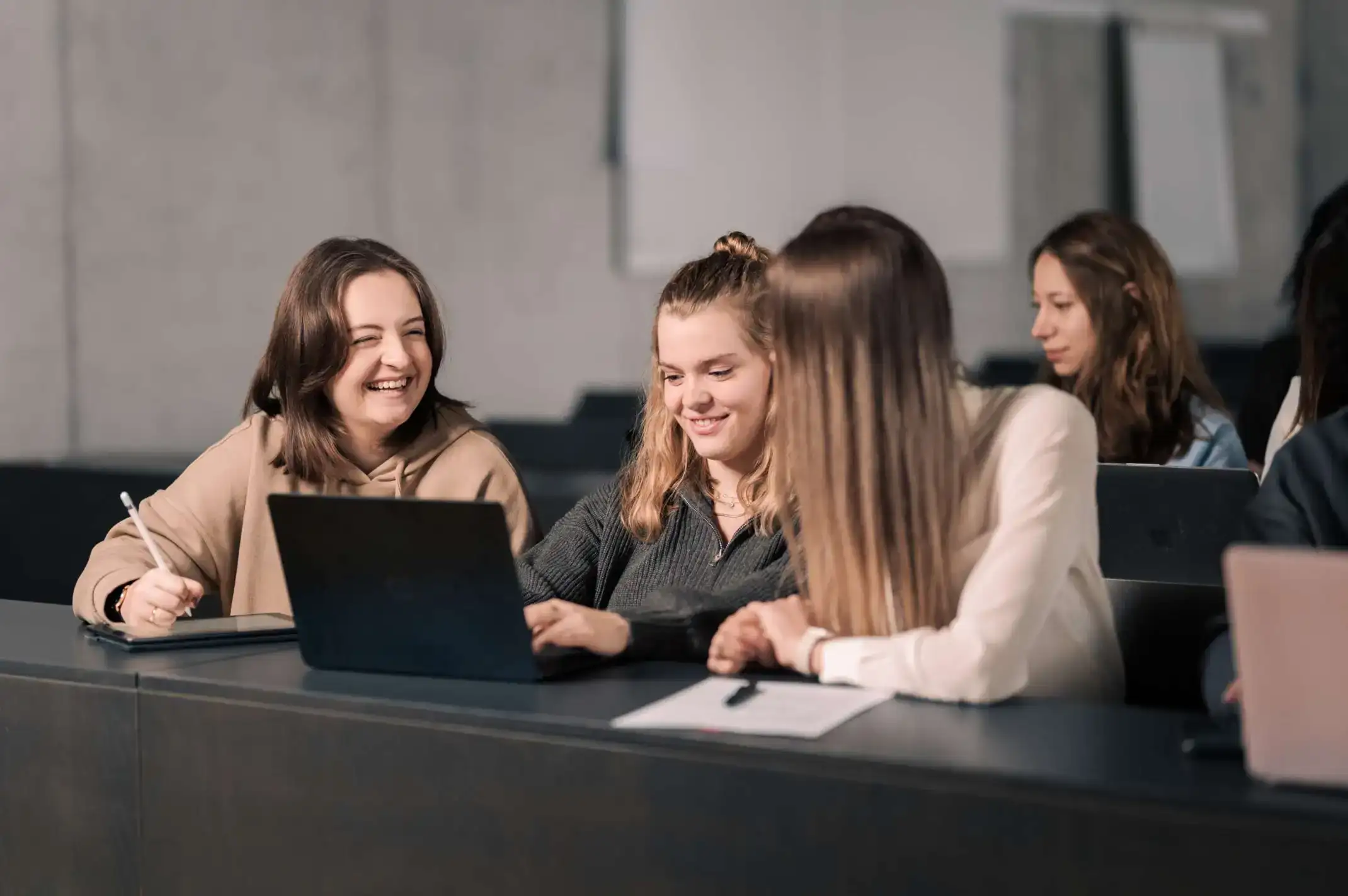 Studieninteressierte informieren sich