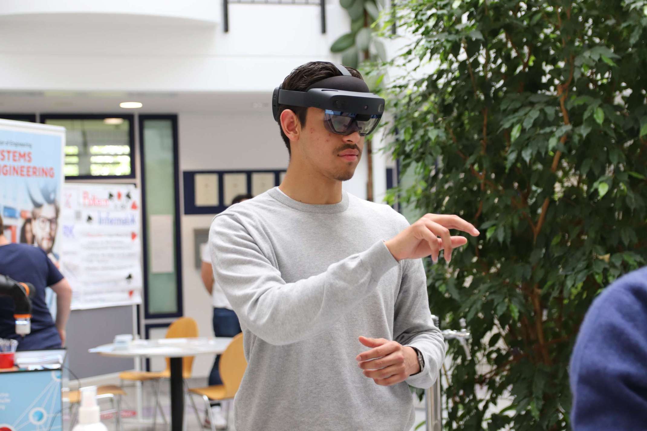 Studieninteressierter in der Fakultät für Informatik