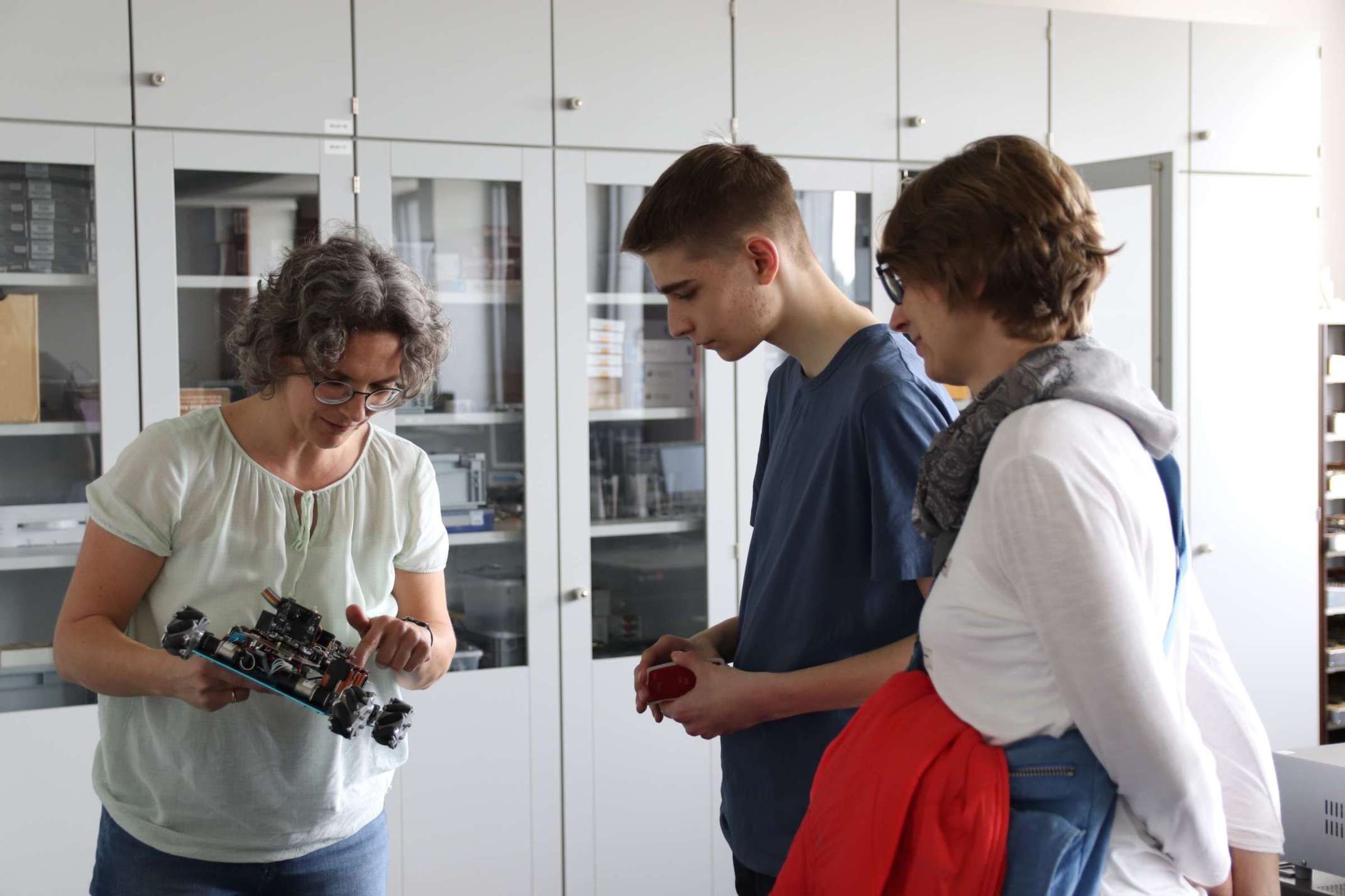 Studieninteressierter in der Fakultät für Elektrotechnik im Gespräch mit Prof. Claudia Meitinger