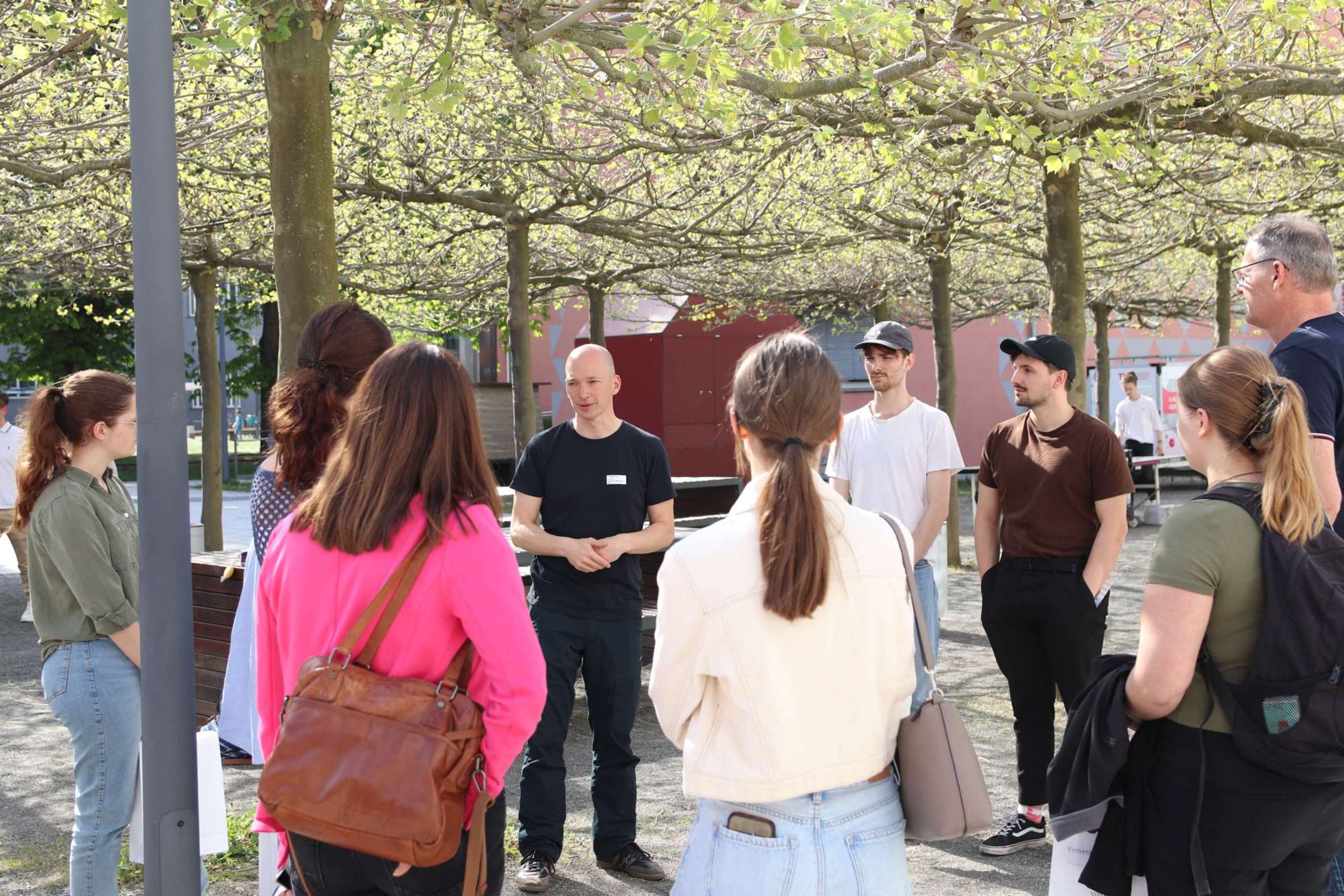 Studieninteressierte mit Prof. Joachim Müller