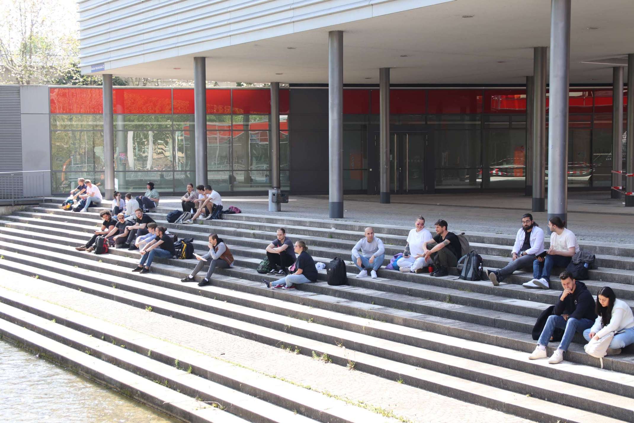 Studieninteressierte auf dem Campus