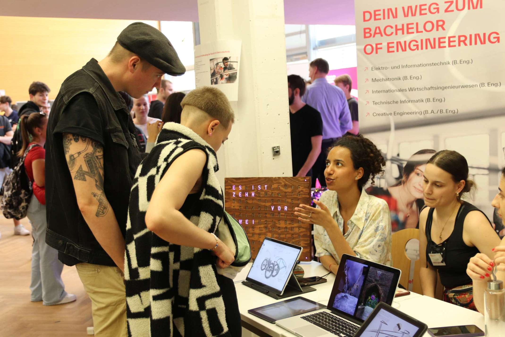 Studieninteressierte informieren sich auf der Infomesse