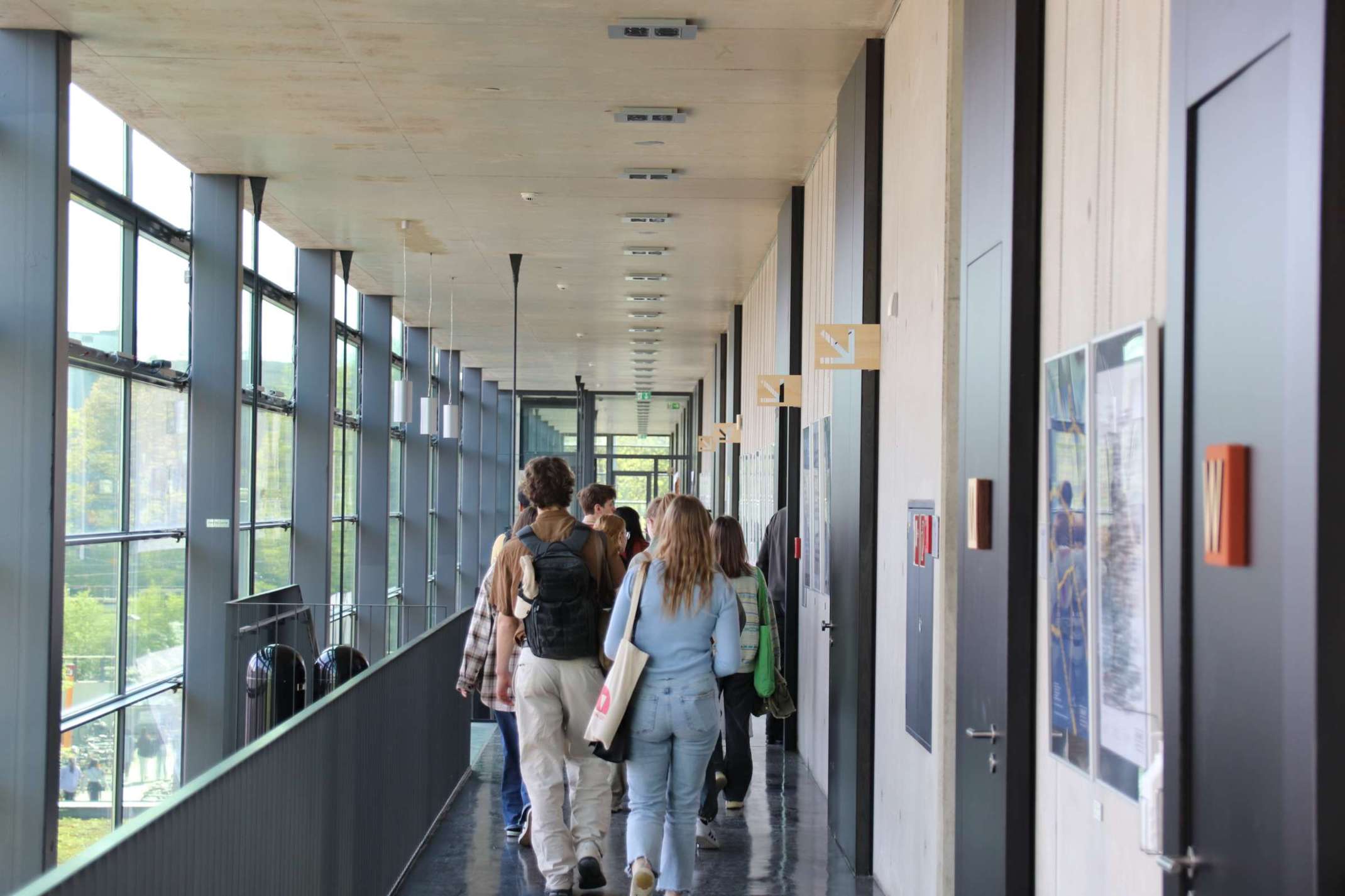 Studierende beim Campusrundgang