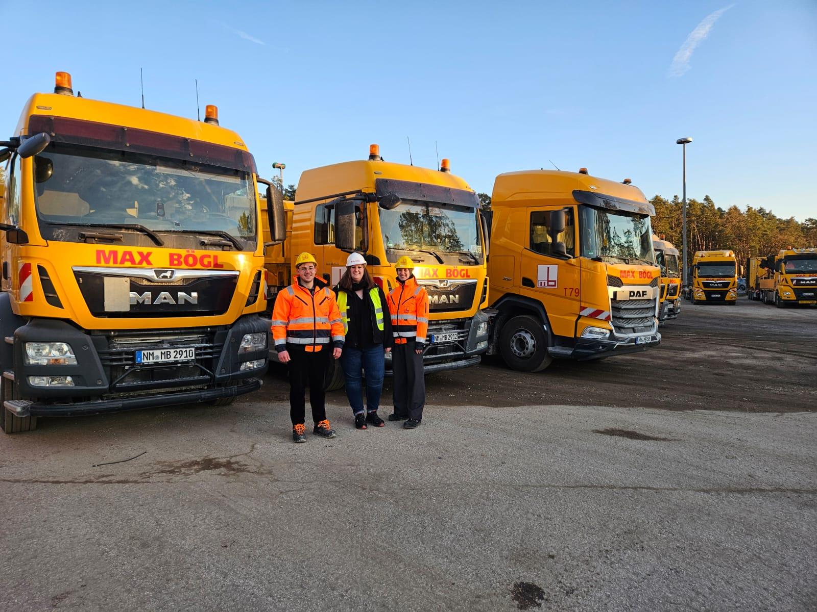 Baufahrzeuge auf dem Firmengelände von Max Bögl