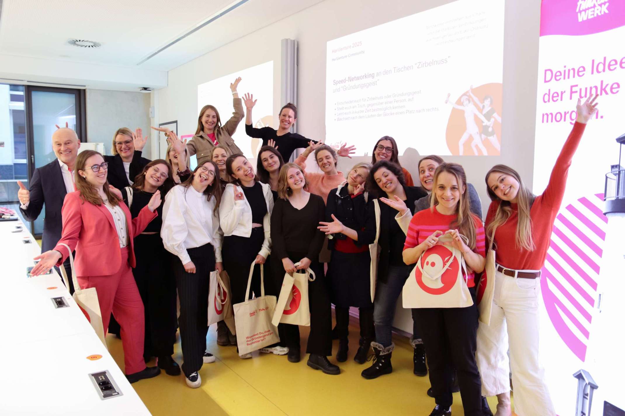 Prof. Dr. Gordon Thomas Rohrmair, Präsident der THA, Oberbürgermeisterin Eva Weber, Laetitia Ory und Lucia Plobner vom Funkenwerk mit den neuen Teilnehmerinnen von HerVenture 2025. 