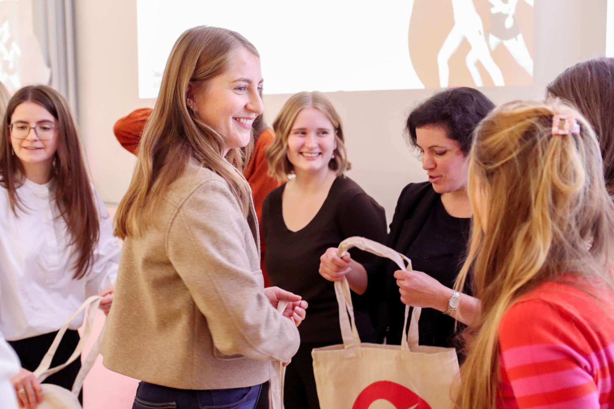 Lucia Plobner mit den Teilnehmerinnen
