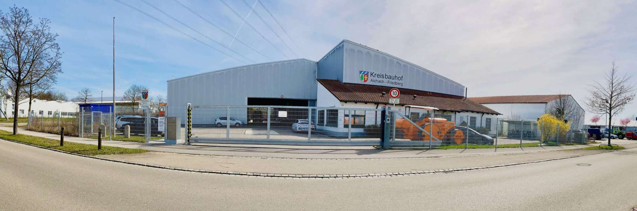 Bestand: Kreisbauhof Aichach-Friedberg mit baufälligem Verwaltungsgebäude als Anbau