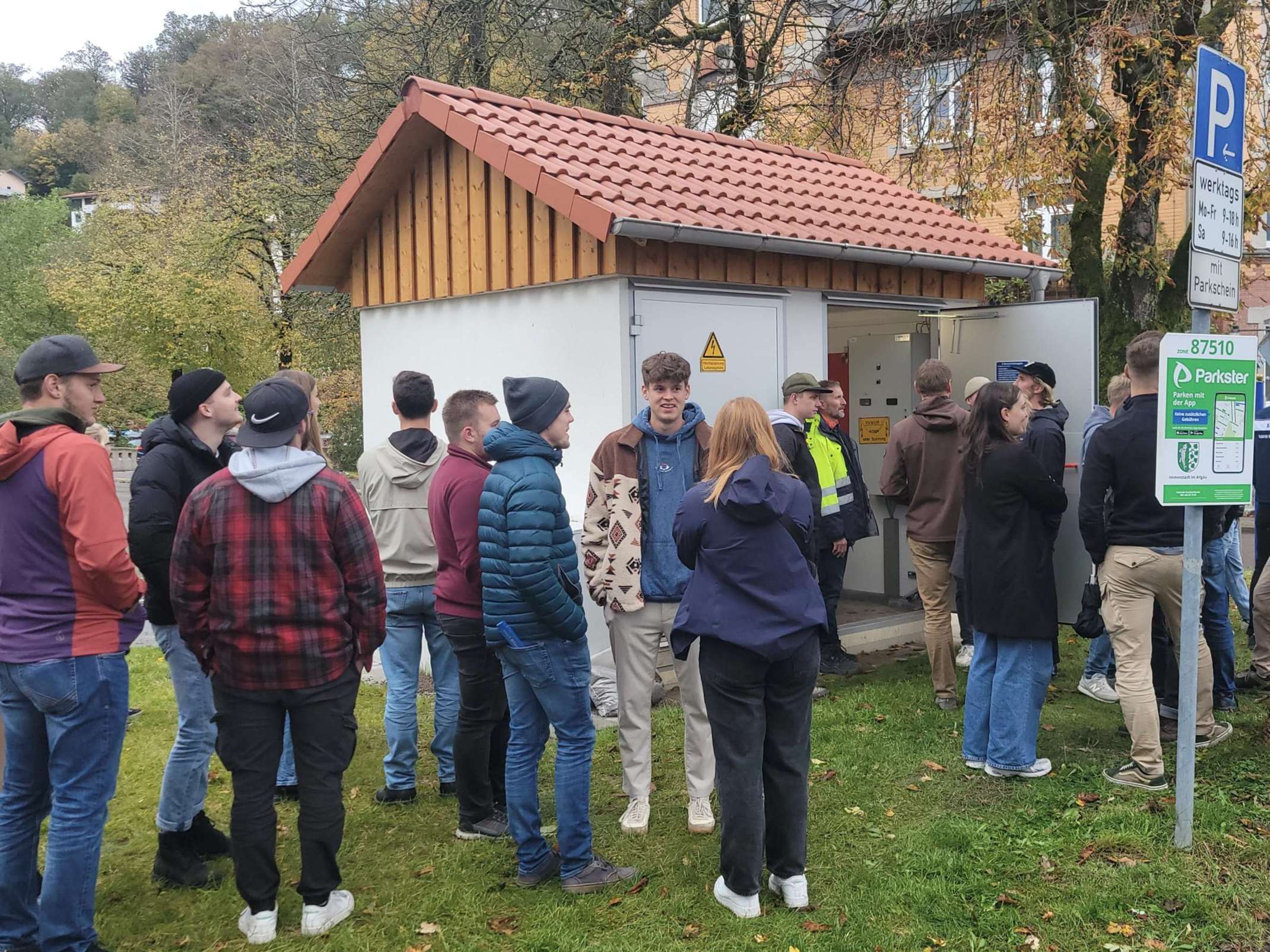 Kick-Off Workshop Immenstadt, Ortsbesichtigung Standard-Trafohäuschen ©THA