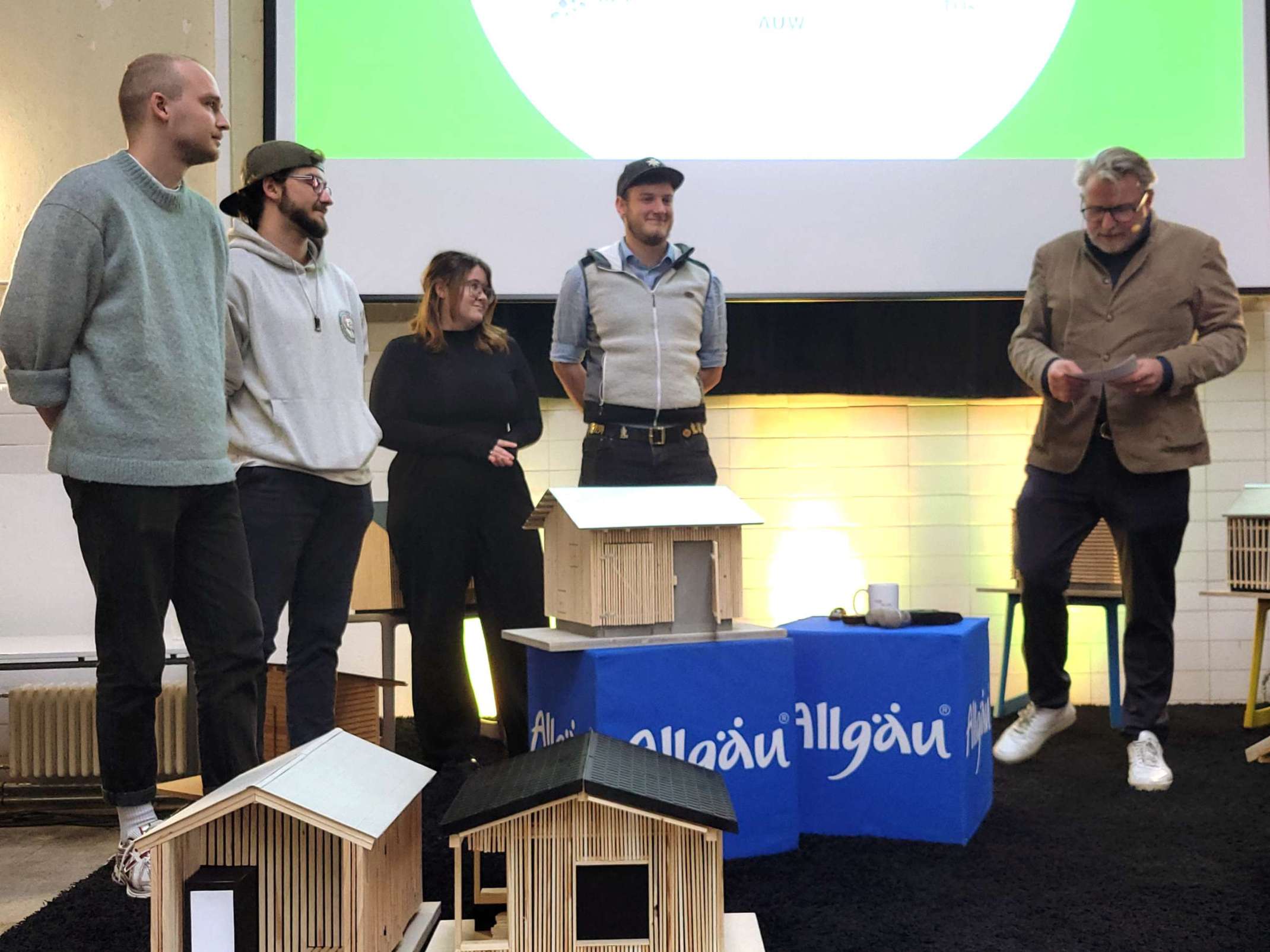 Michael Lucke (Geschäftsführer AÜW) überreicht den ersten Preis an die Gewinner-Gruppe ©THA