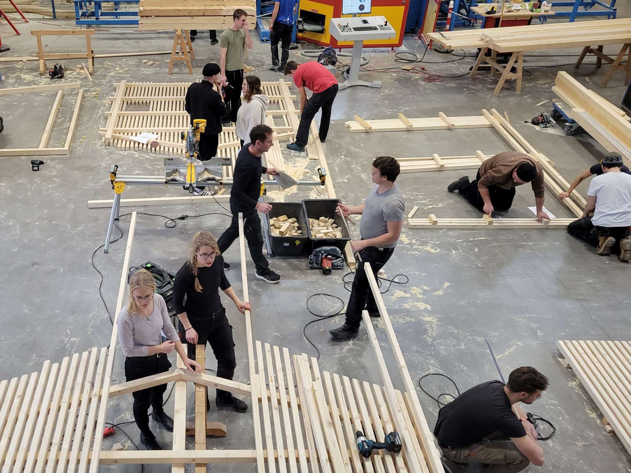 Bauphase in Immenstadt, Vorfertigung der Fassadenelemente ©THA