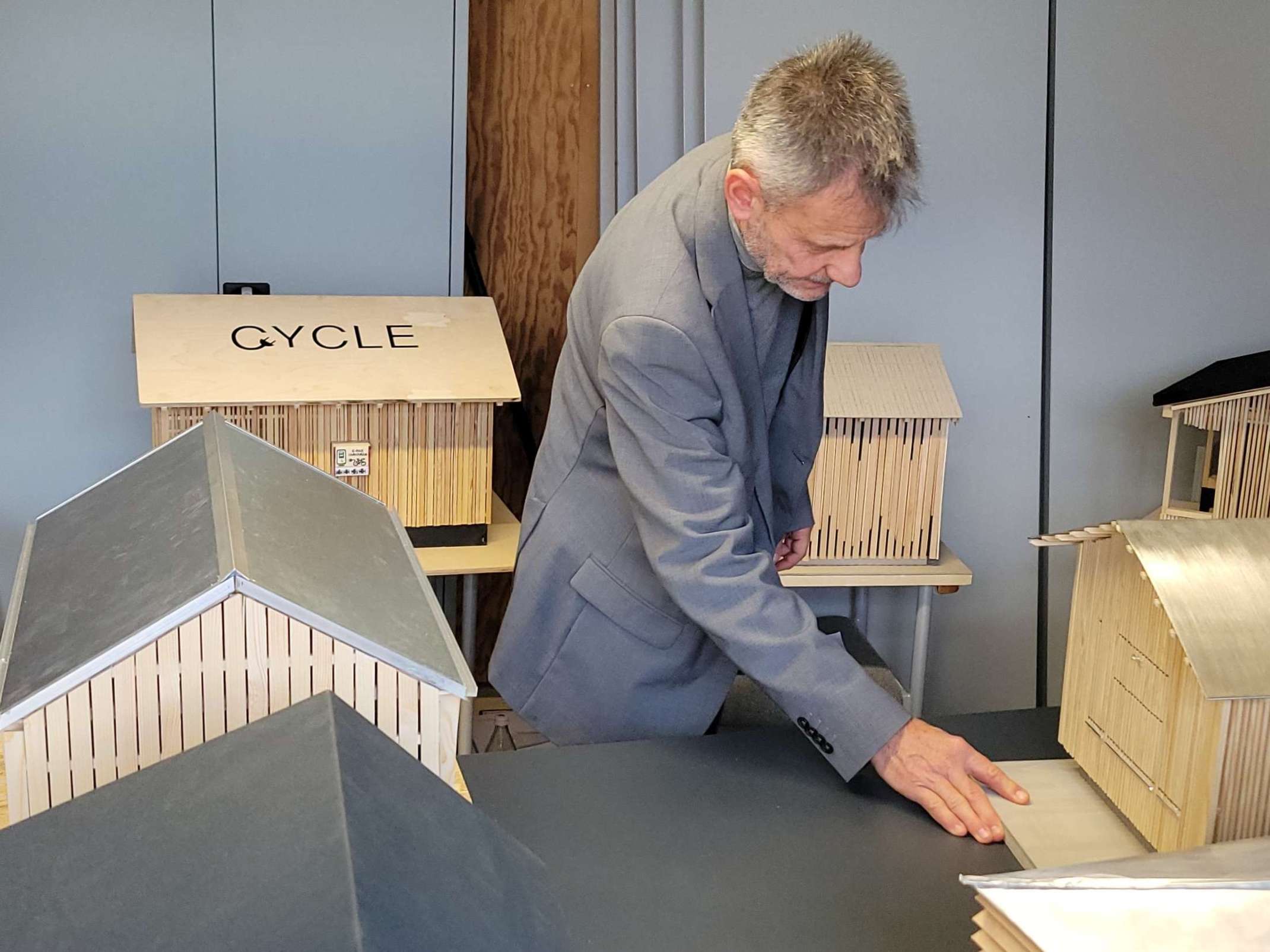 Szene aus der Jury: Franz Schröck inmitten der Modelle 1:10 ©THA