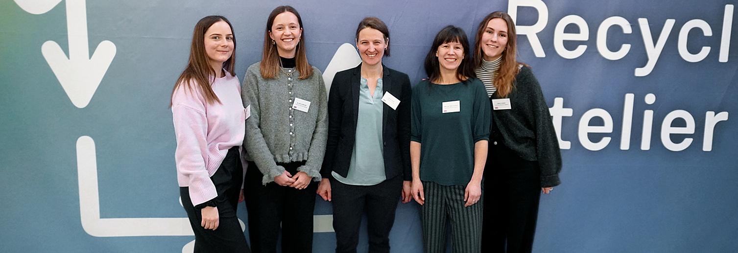  Die Studierenden zusammen mit ihren Betreuerinnen