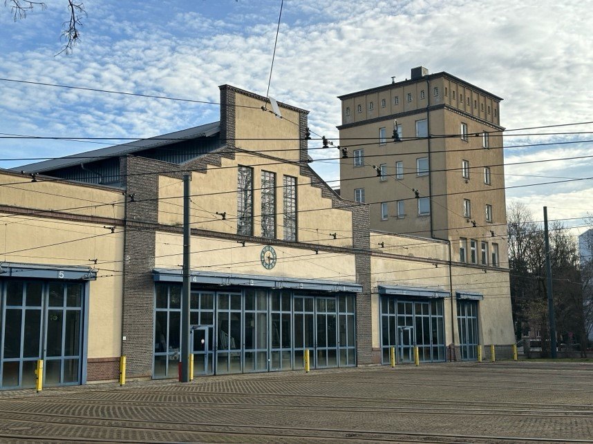 des Der ehemalige Endbahnhof von Augsburg mit dem ungenutzten Turmgebäude