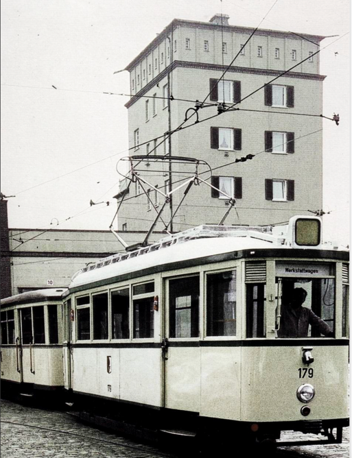 Postkarte von 1981, als der Turm noch als Wohn- und Fahrschulturm genutzt wurde. Copyright: https://sporvognsrejser.dk/foto/postkort-augsburg-museumsvogn-179-ved-strassenbahnbetriebshof-1981