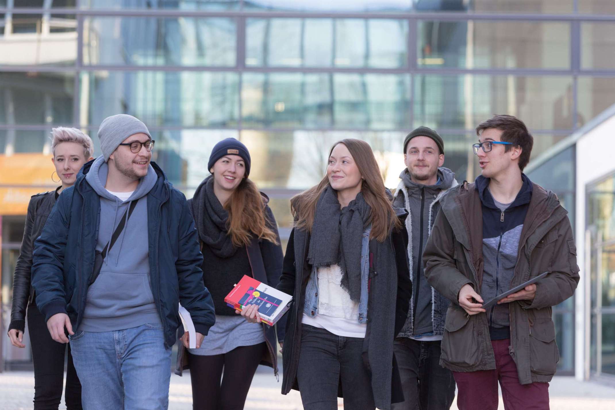 Studierende des Studiengangs Soziale Arbeit unterhalten sich