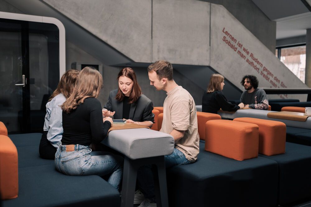 Studierende sitzen zusammen in der Wirtschaftsfakultät