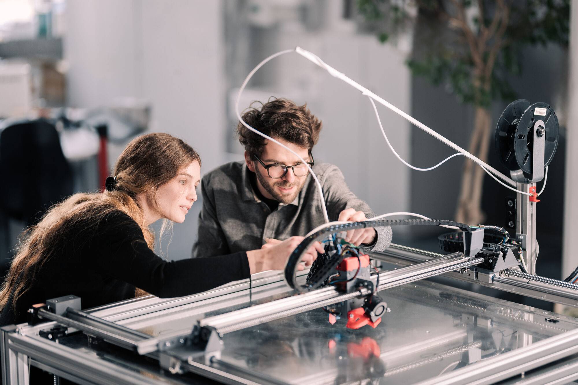 Zwei Studierende aus der Elektrotechnik