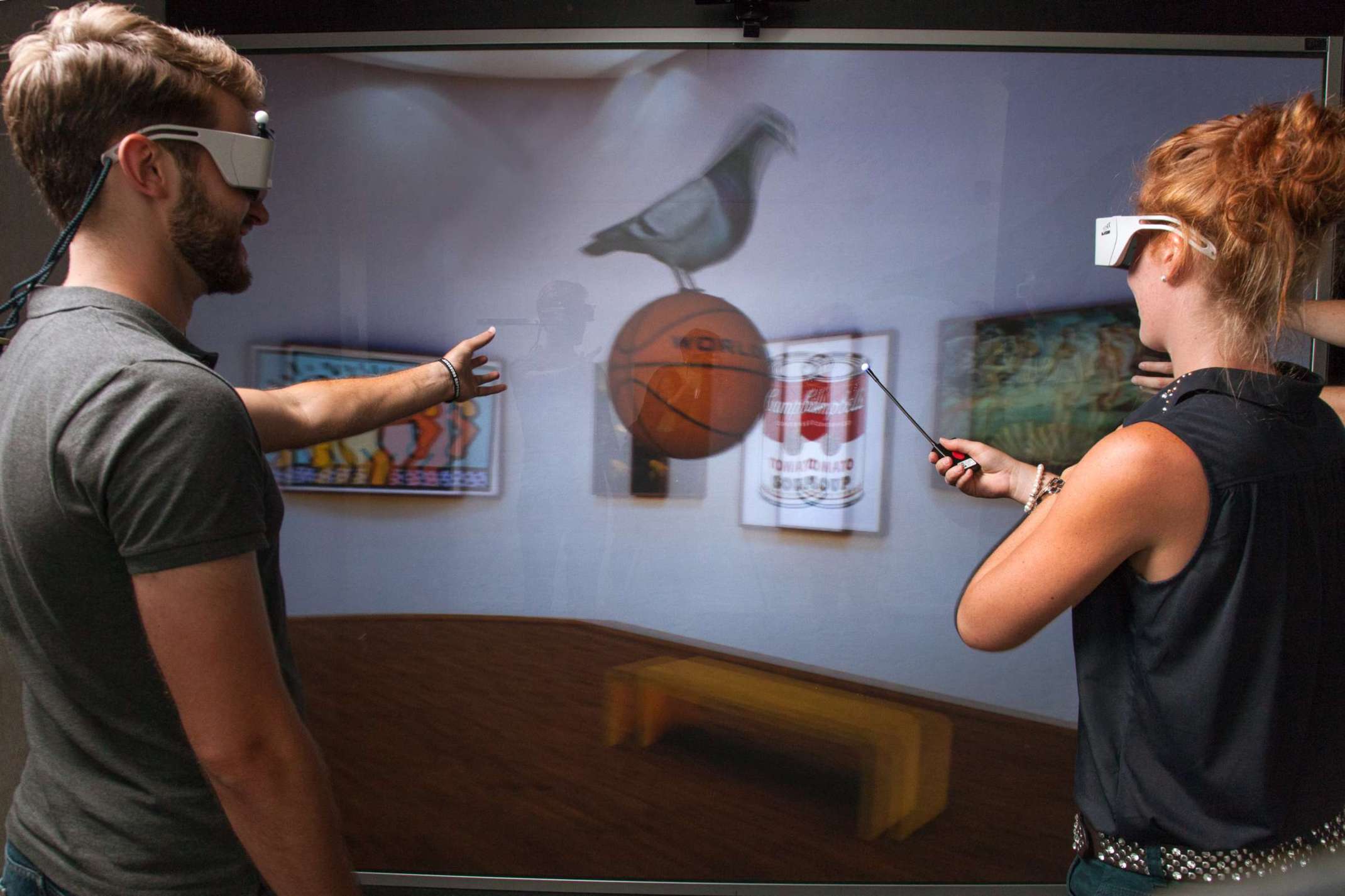 .Zwei Studierende experimentieren mit Virtual Reality Brillen