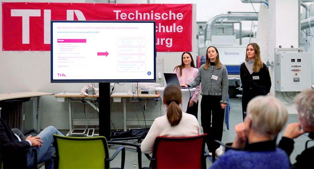 Die Studierenden präsentieren ihre Ergebnisse vor verschiedenen Akteuren der Alttextilsammlung. Bild: THA