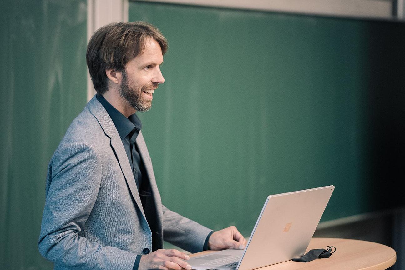 Absolvent Moritz Schächterle - Weiterbildung - Master IT-Projektmanagement und Prozessmanagement - Technische Hochschule Augsburg (Foto: Daniel Fürst, hoch3media)