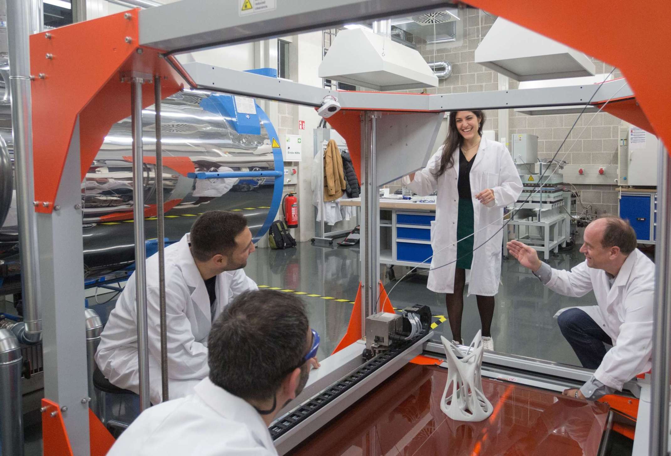 Studierende mit Professer im Faserverbundlabor