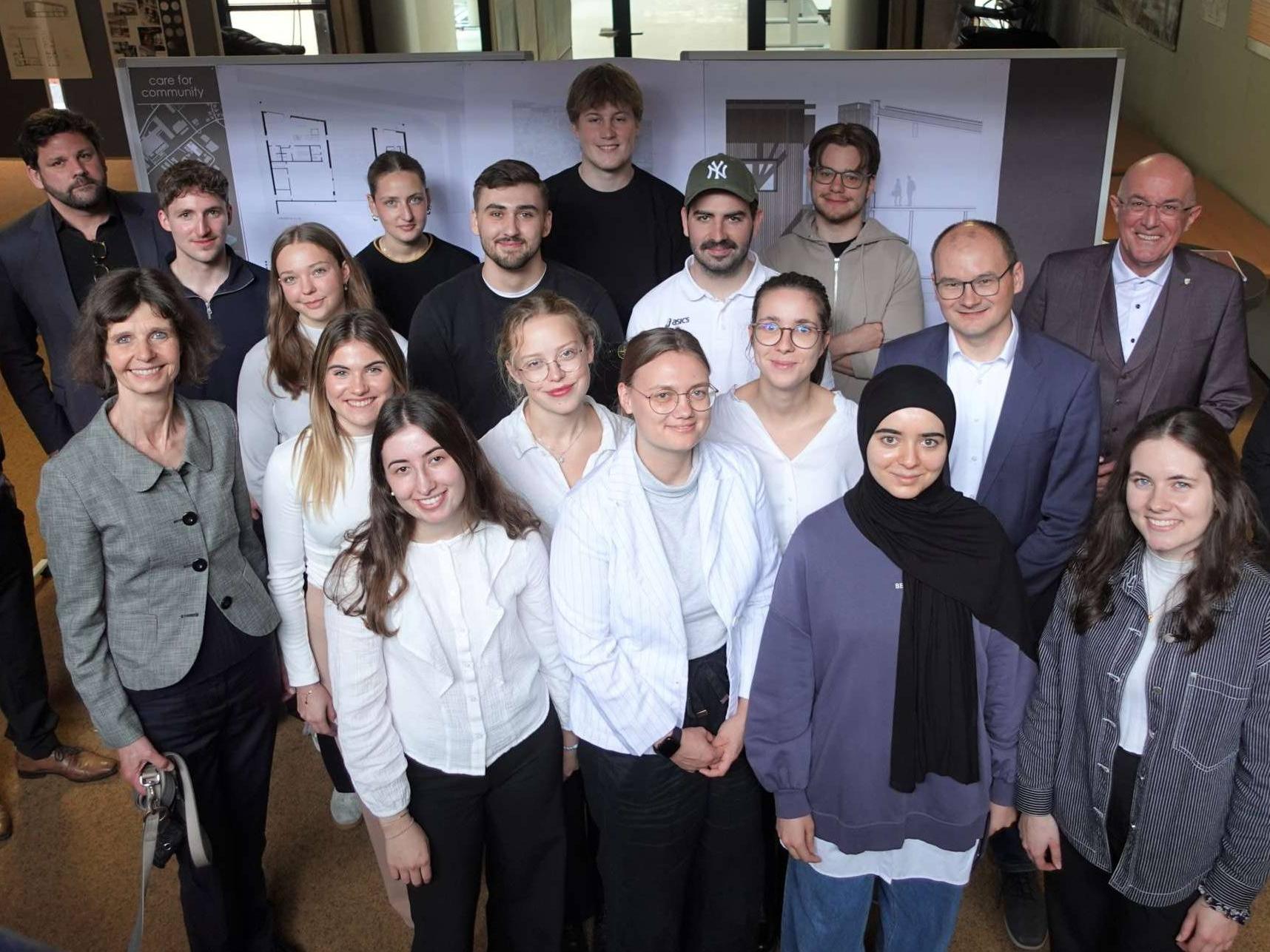 Gruppenbild: Studierende und Lehrende der THA gemeinsam mit Dr. Klaus Metzger, Landrat des Landkreises Aichach-Friedberg
