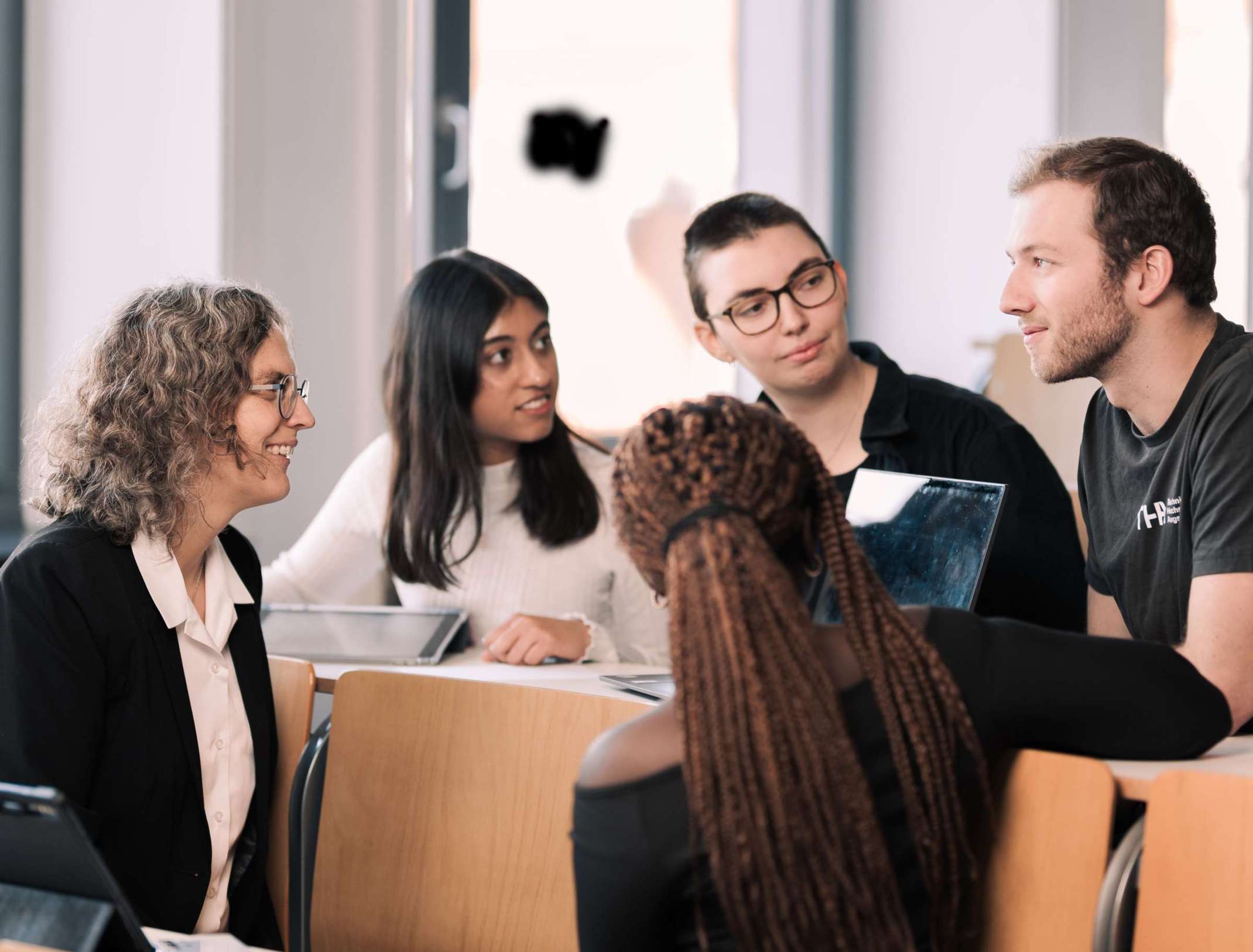Prof. Dr.-Ing. Claudia Meitinger (links), Preisträgerin des „Preis für gute Lehre 2024“, mit Studierenden der Fakultät für Elektrotechnik der THA. Foto: Daniel Fürst, hoch3media