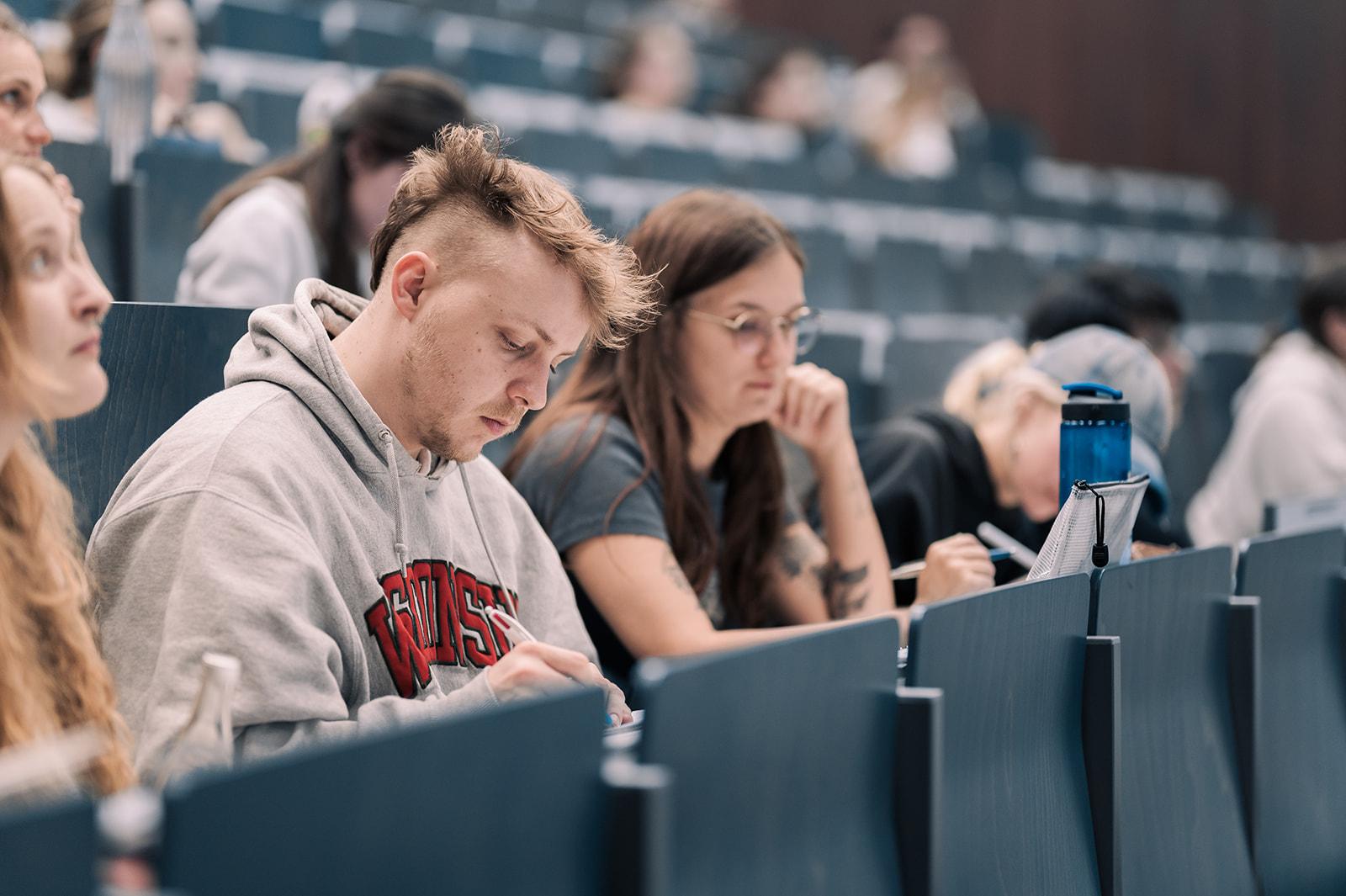 Studis im Hörsaal