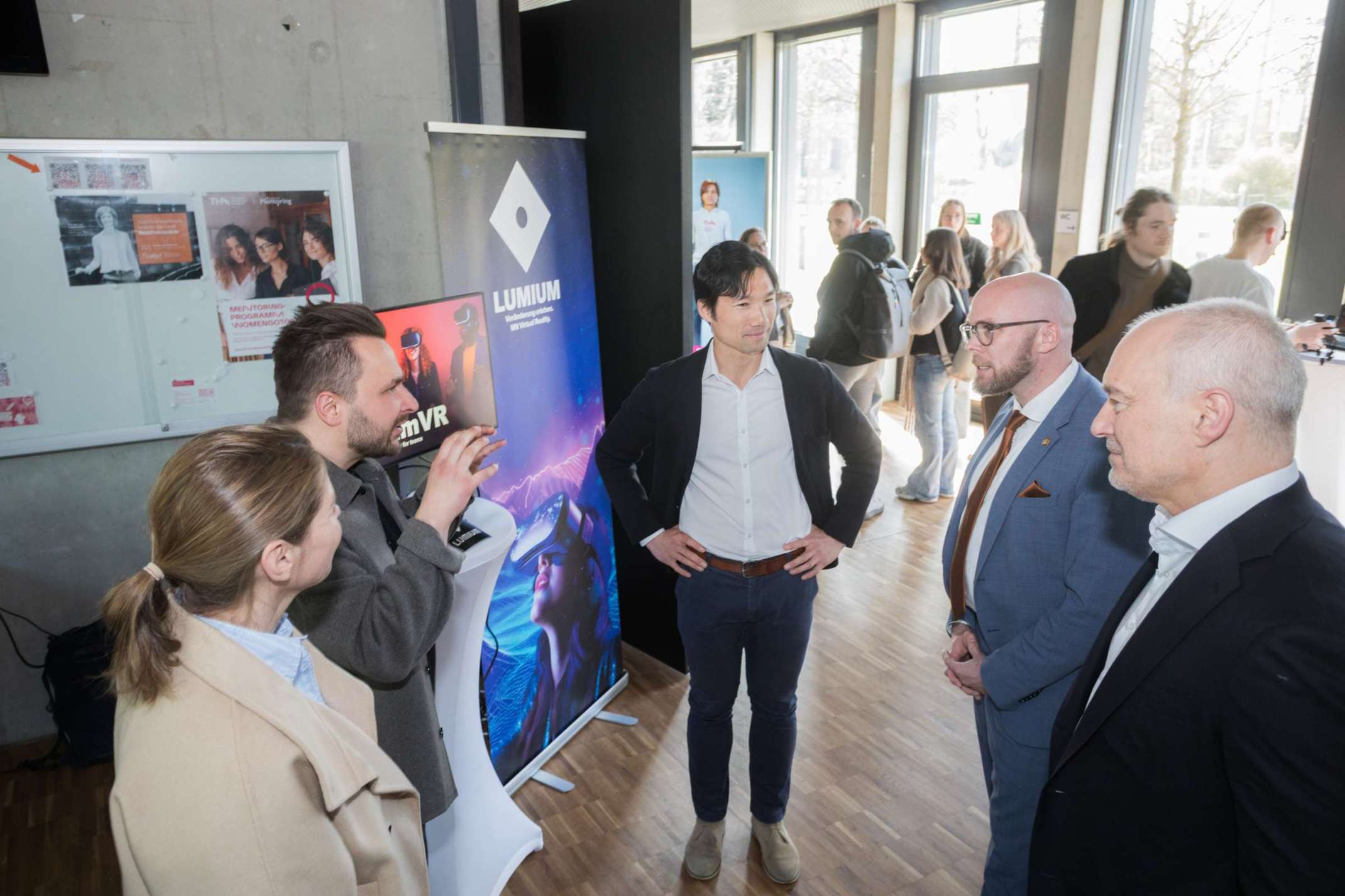 Staatsminister Dr. Fabian Mehring informiert sich über das Projekt DaTeam-VR.