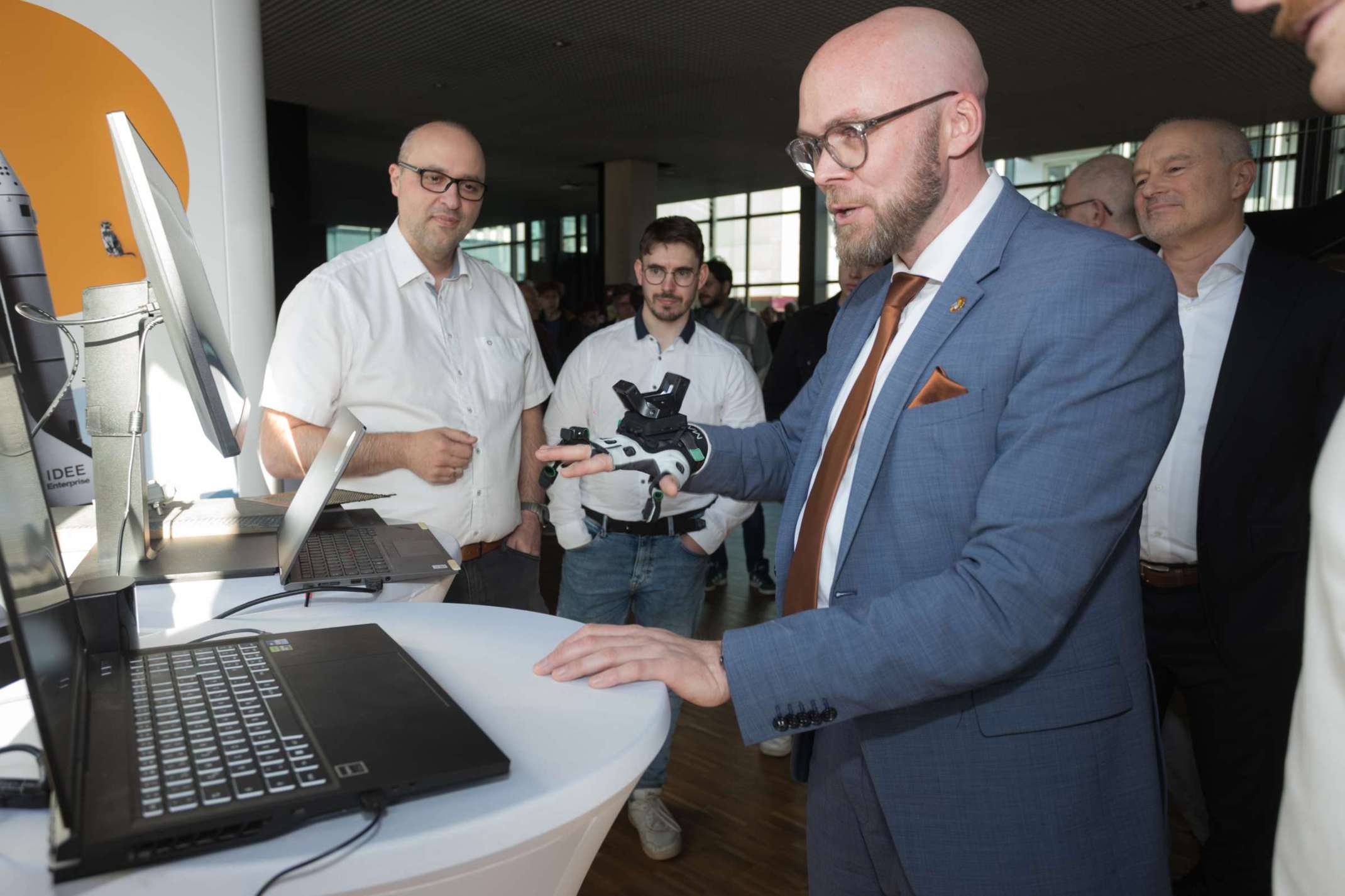 Dr. Fabian Mehring im Gespräch mit Forschenden des Projekts Human RoKlab