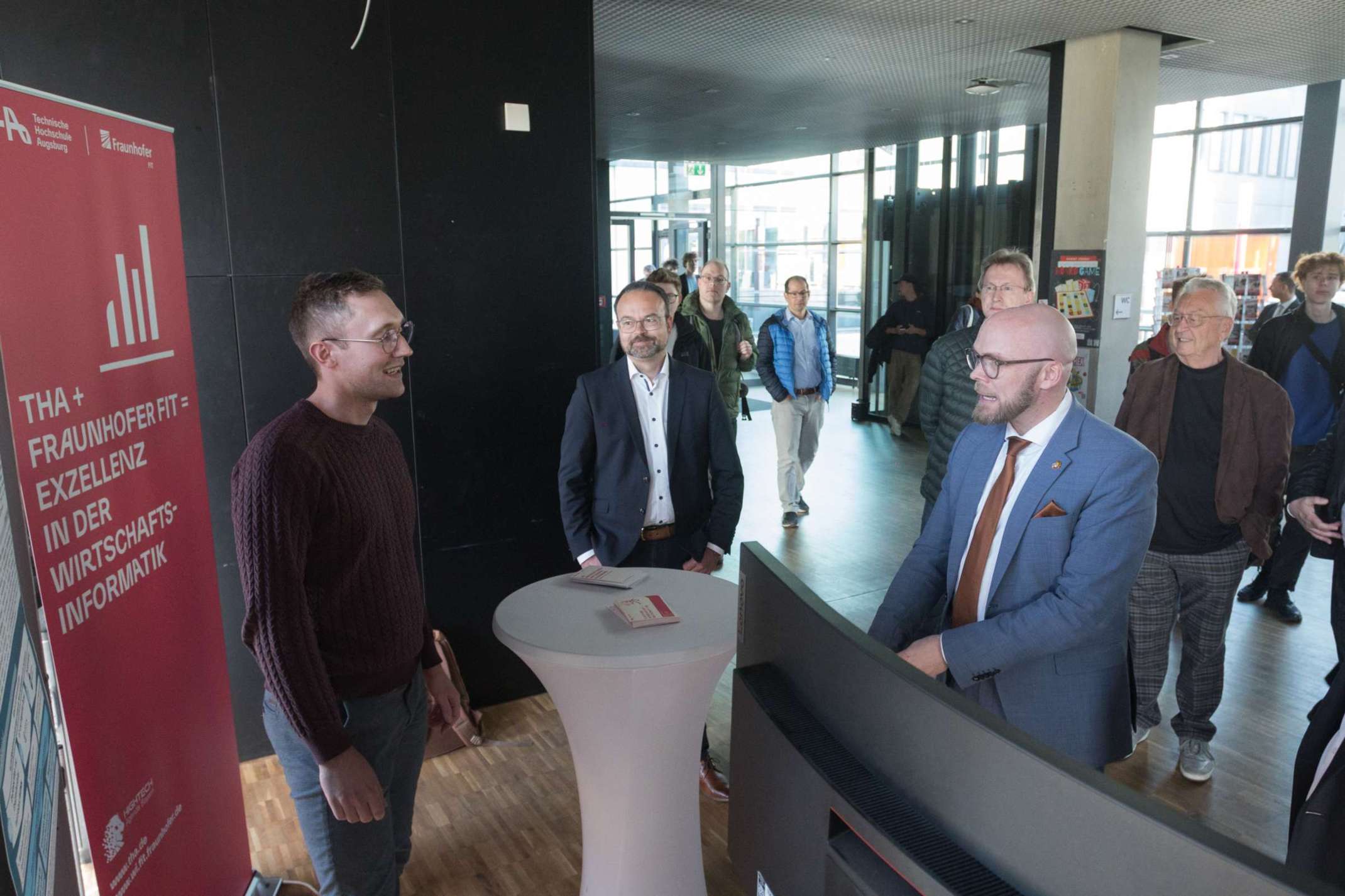 Dr. Fabian Mehring im Gespräch mit Forschenden des Fraunhofer-Instituts für angewandte Informationstechnik FIT