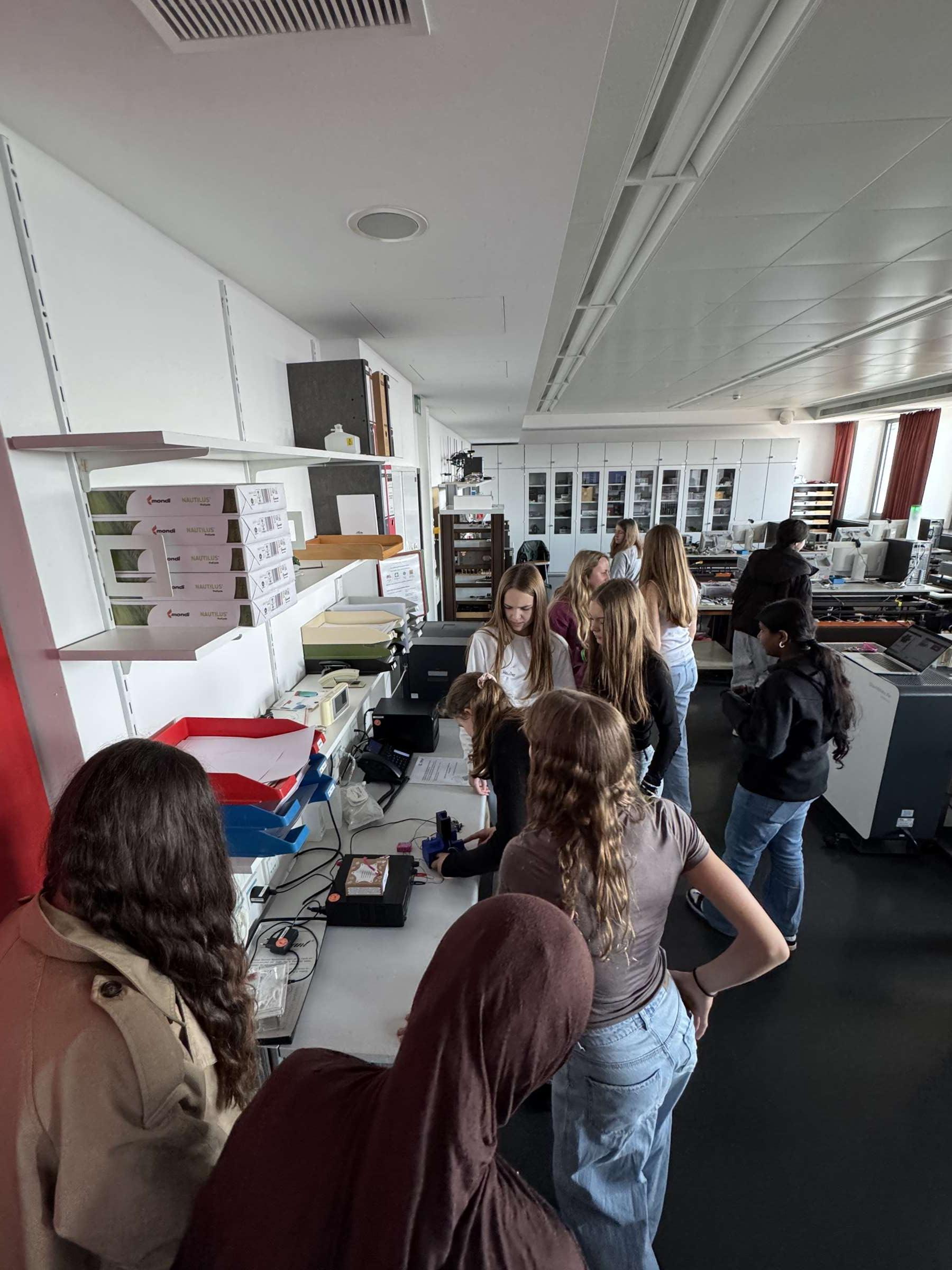 Die Schülerinnen im Labor. 