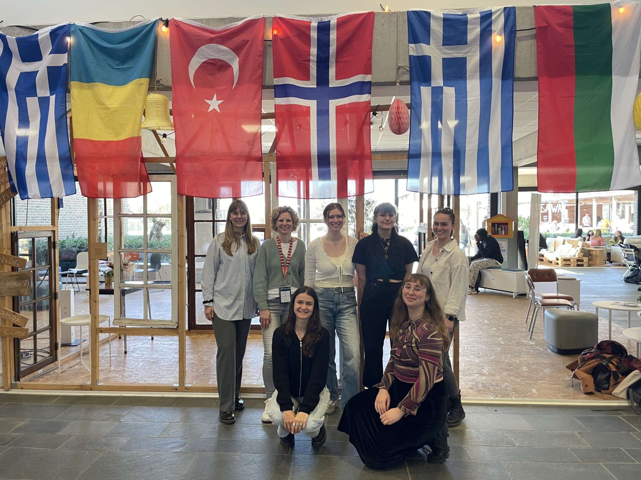 Die Reisegruppe in der Haupthalle am Campus in Geel Die Reisegruppe in der Haupthalle am Campus in Geel