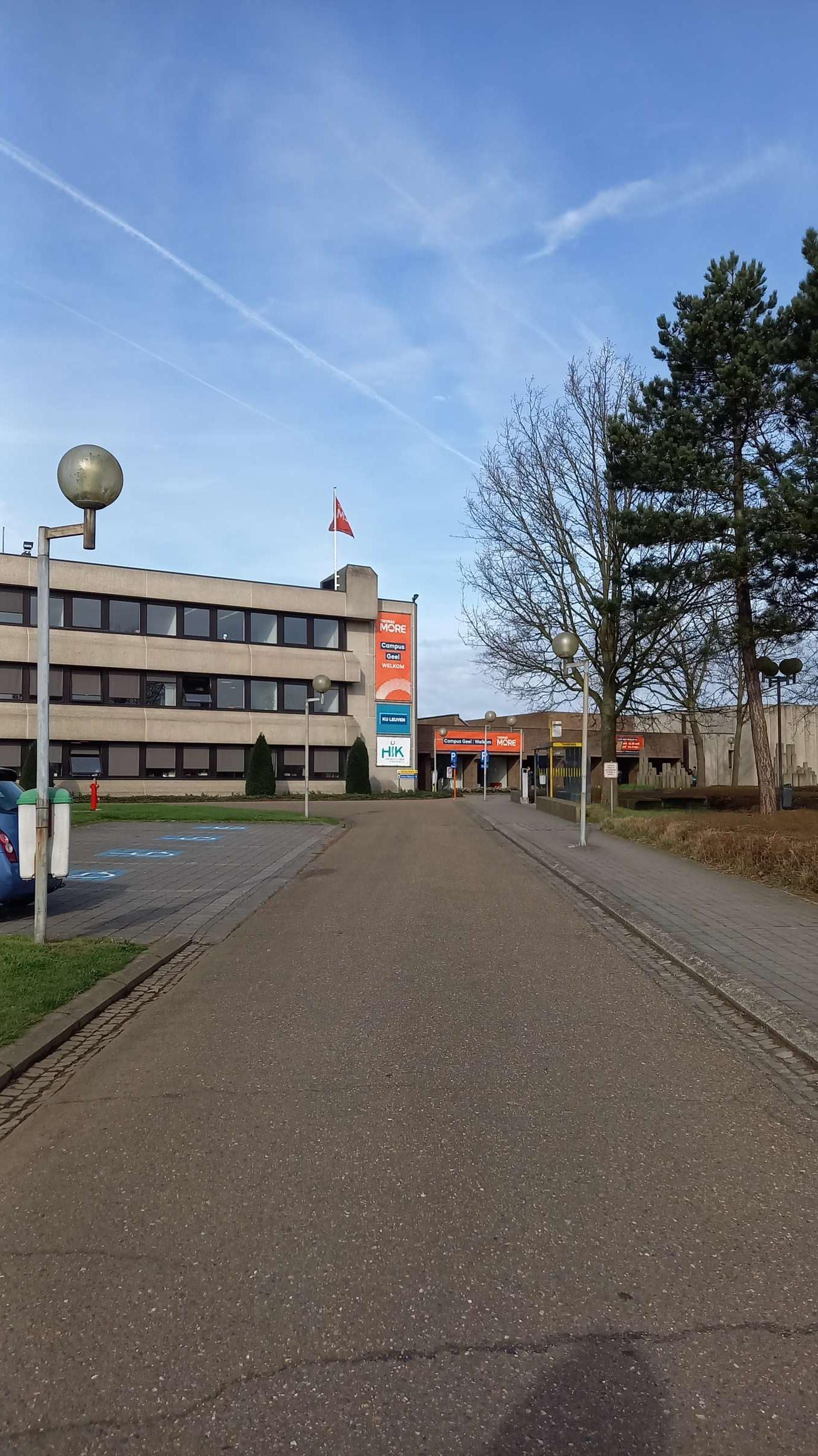 Vor dem Haupteingang am Campus Geel Vor dem Haupteingang am Campus Geel