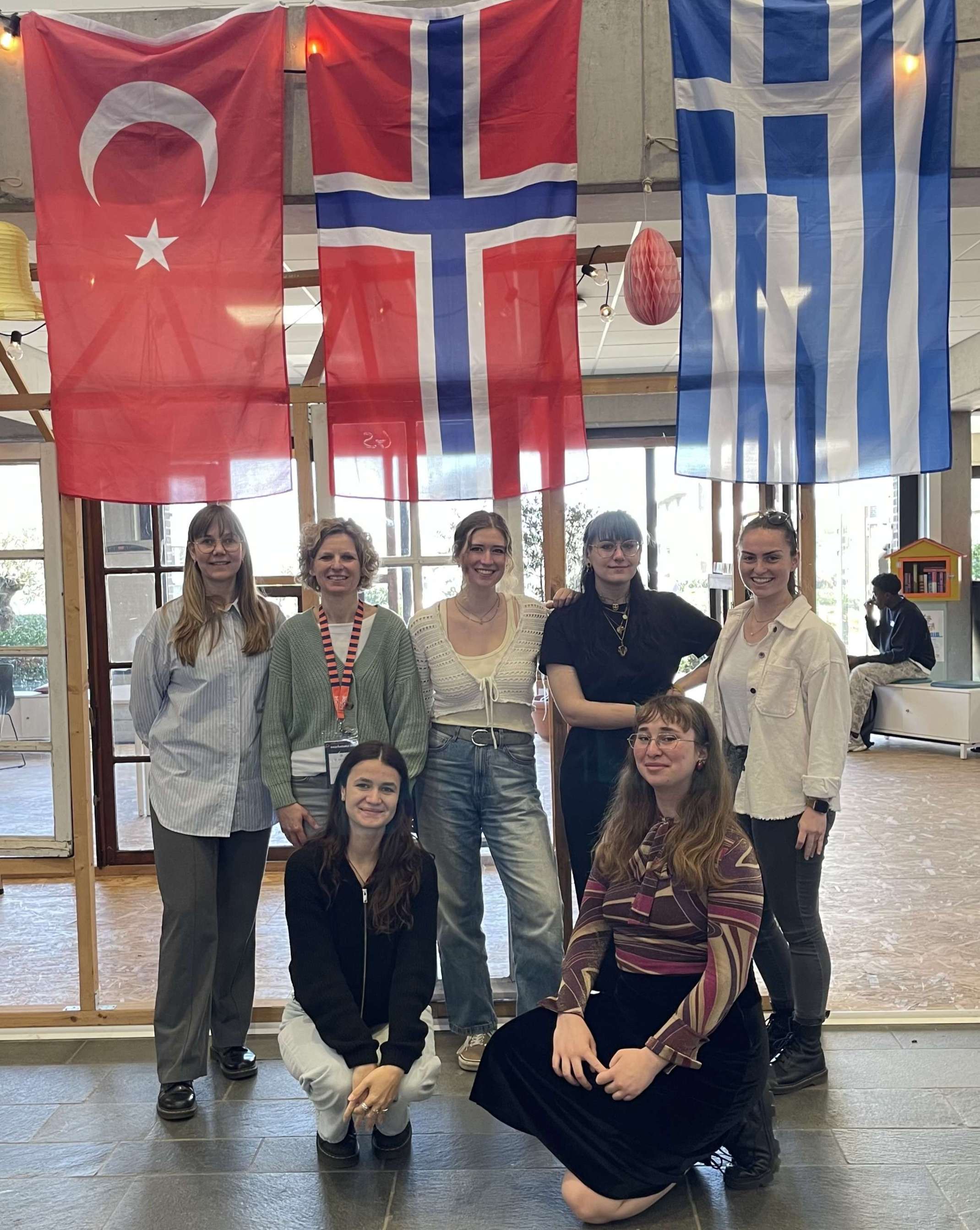 Die Reisegruppe in der Haupthalle am Campus in Geel Die Reisegruppe in der Haupthalle am Campus in Geel