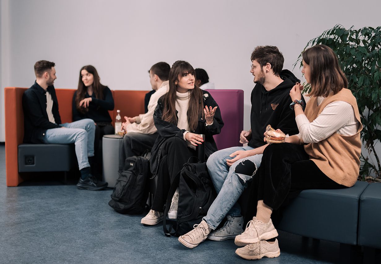 Studierende des Studiengangs Soziale Arbeit in der Diskussion