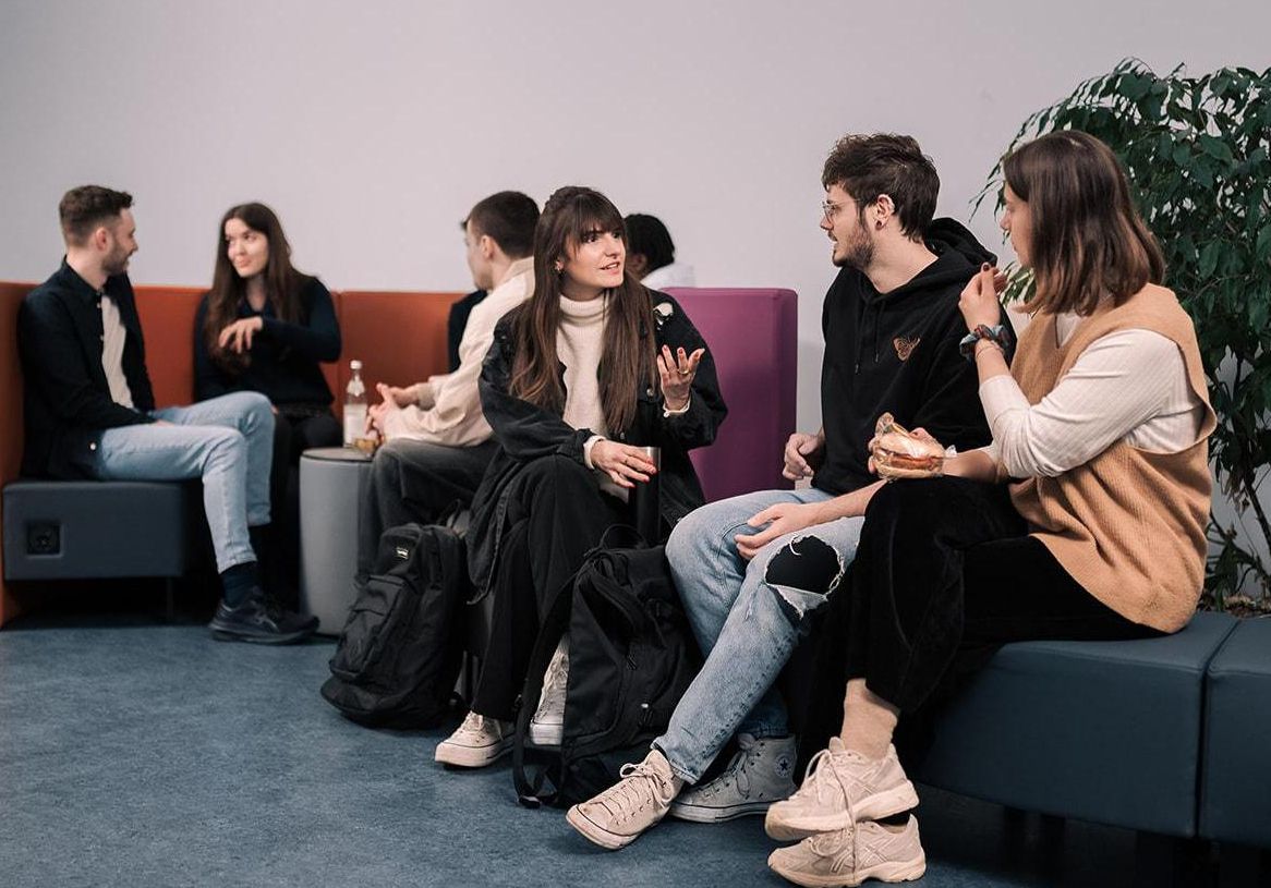 Studierende des Studiengangs Soziale Arbeit in der Diskussion